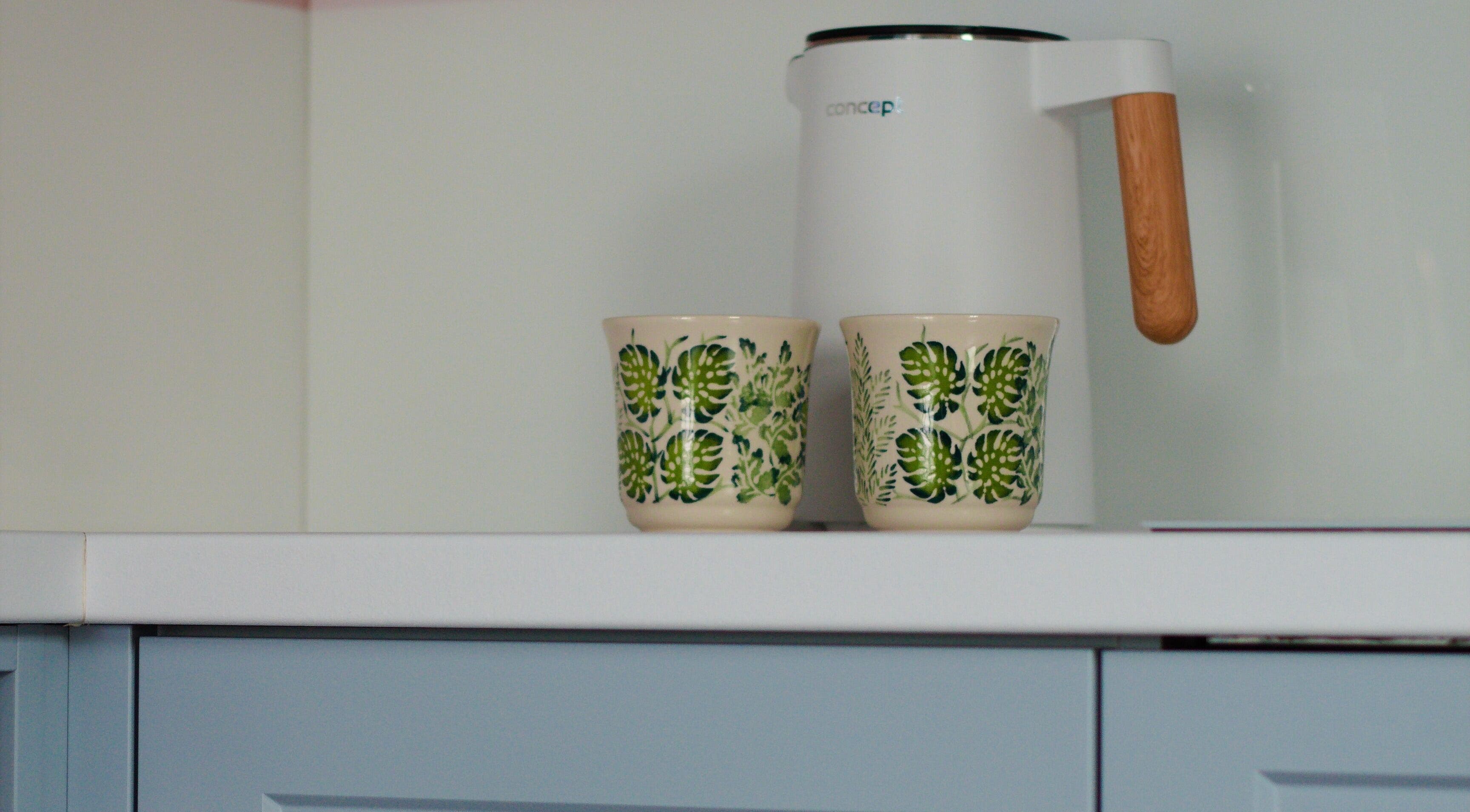 Kubki z liśćmi na blacie w programming.cat Piotr Grabuszyński, Gdańsk, Województwo Pomorskie, PL.