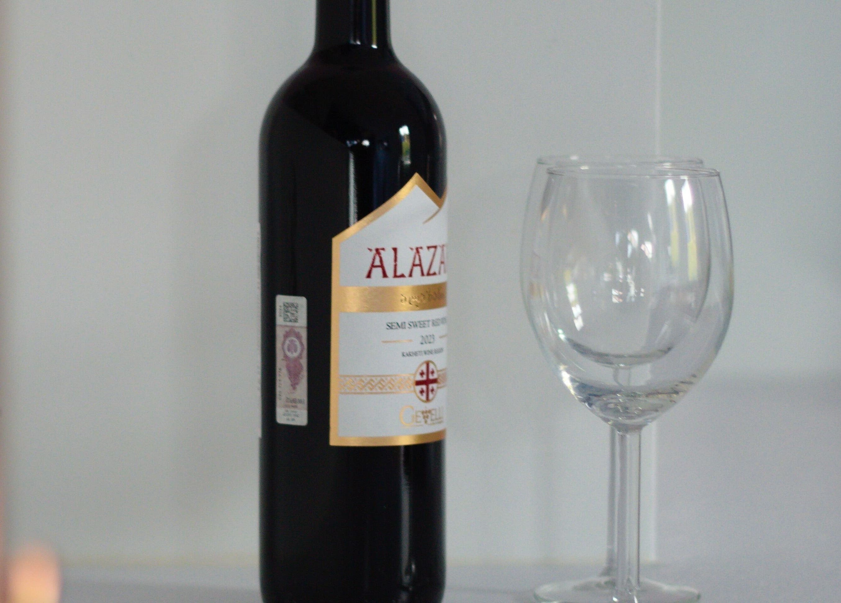 Butelka wina i kieliszek w programowanie.kot Piotr Grabuszyński, Gdańsk, Województwo Pomorskie, PL.