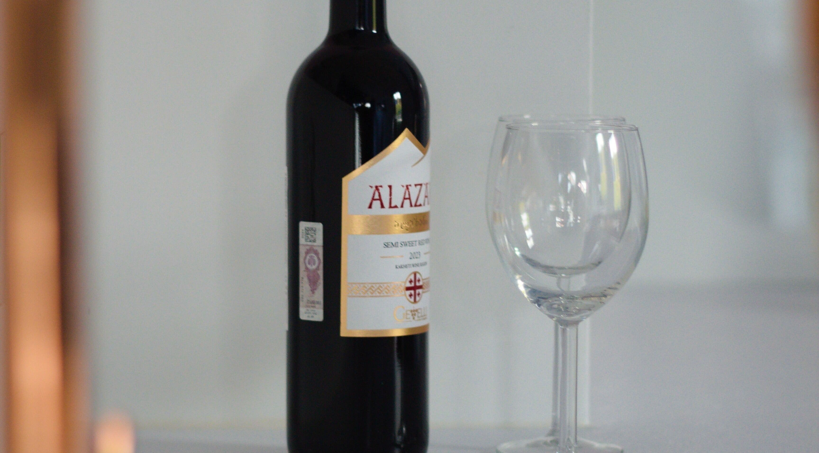 Butelka wina i kieliszek w programowanie.kot Piotr Grabuszyński, Gdańsk, Województwo Pomorskie, PL.