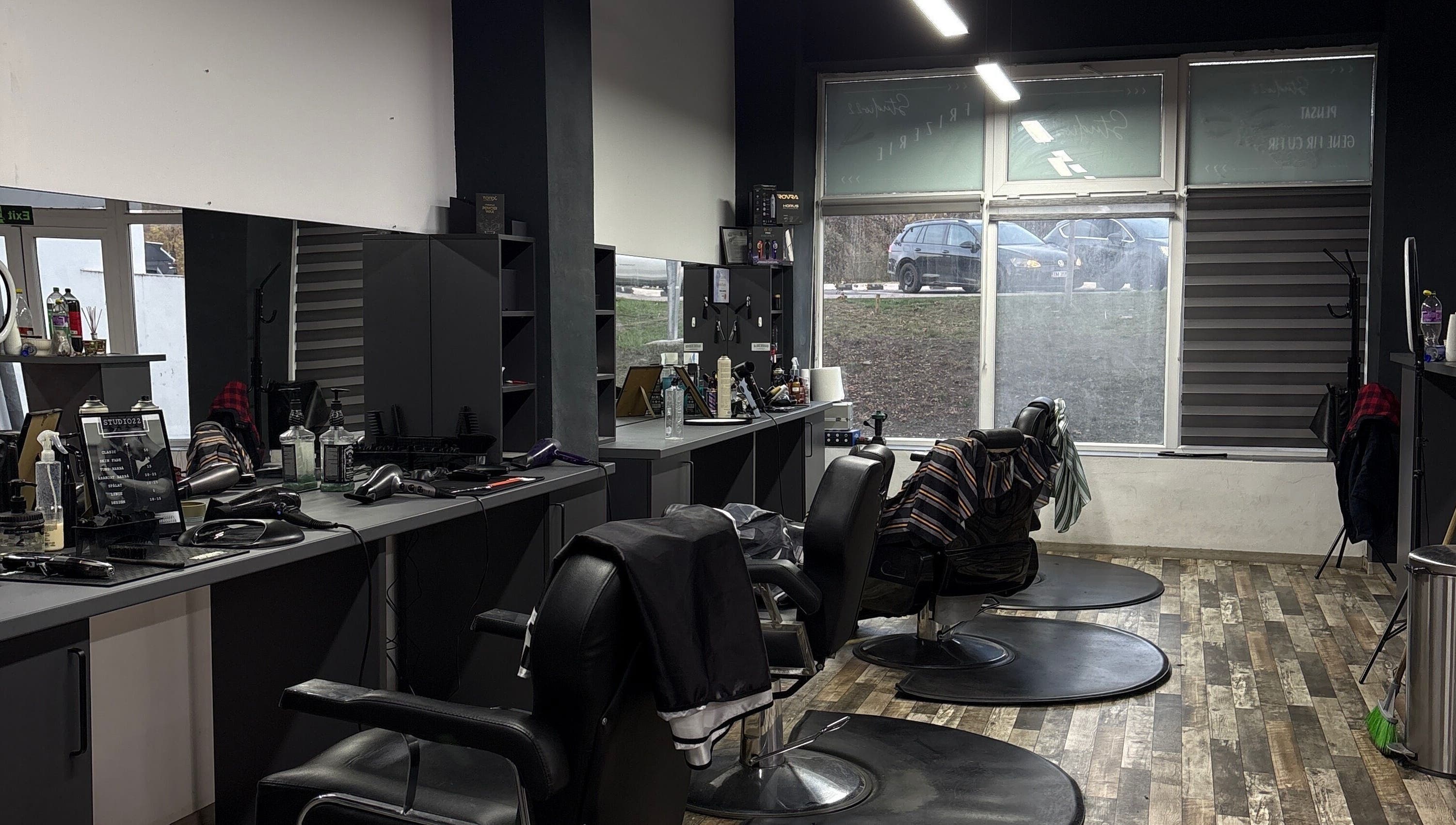 Interior salon modern Florin Rusanda, Sânnicolau Mare, Județul Timiș, RO, cu oglinzi și scaune confortabile.