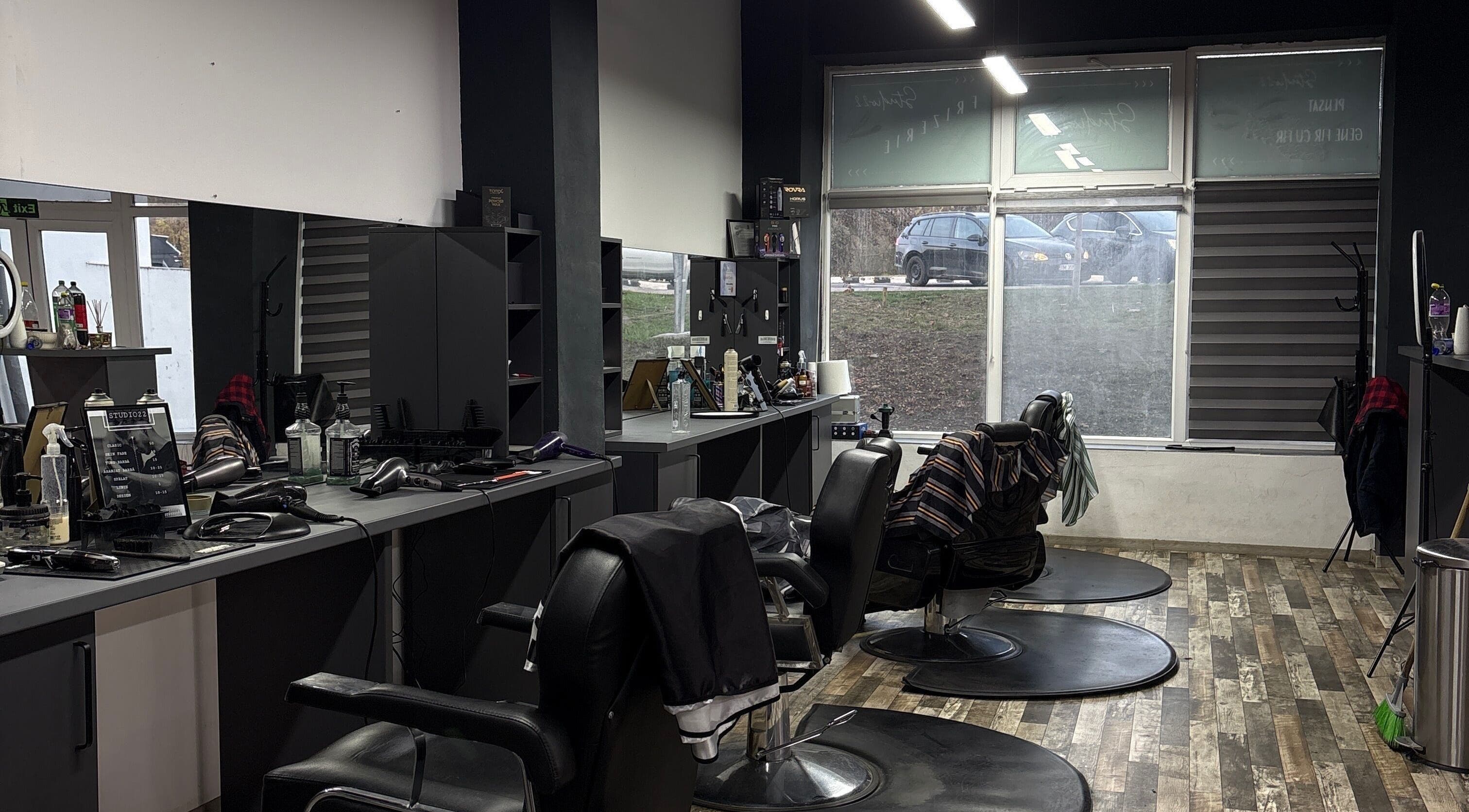 Interior salon modern Florin Rusanda, Sânnicolau Mare, Județul Timiș, RO, cu oglinzi și scaune confortabile.