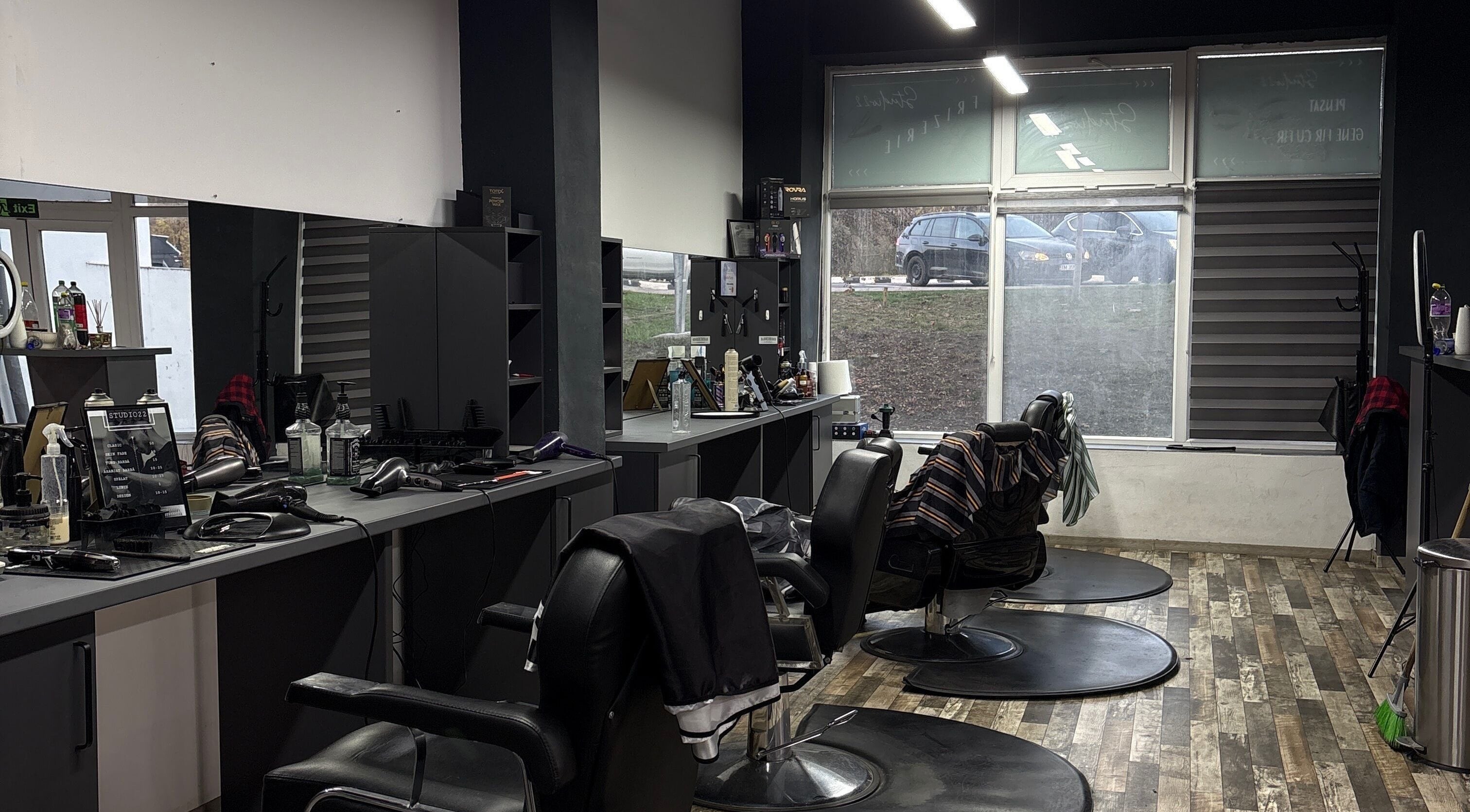 Interior salon modern Florin Rusanda, Sânnicolau Mare, Județul Timiș, RO, cu oglinzi și scaune confortabile.