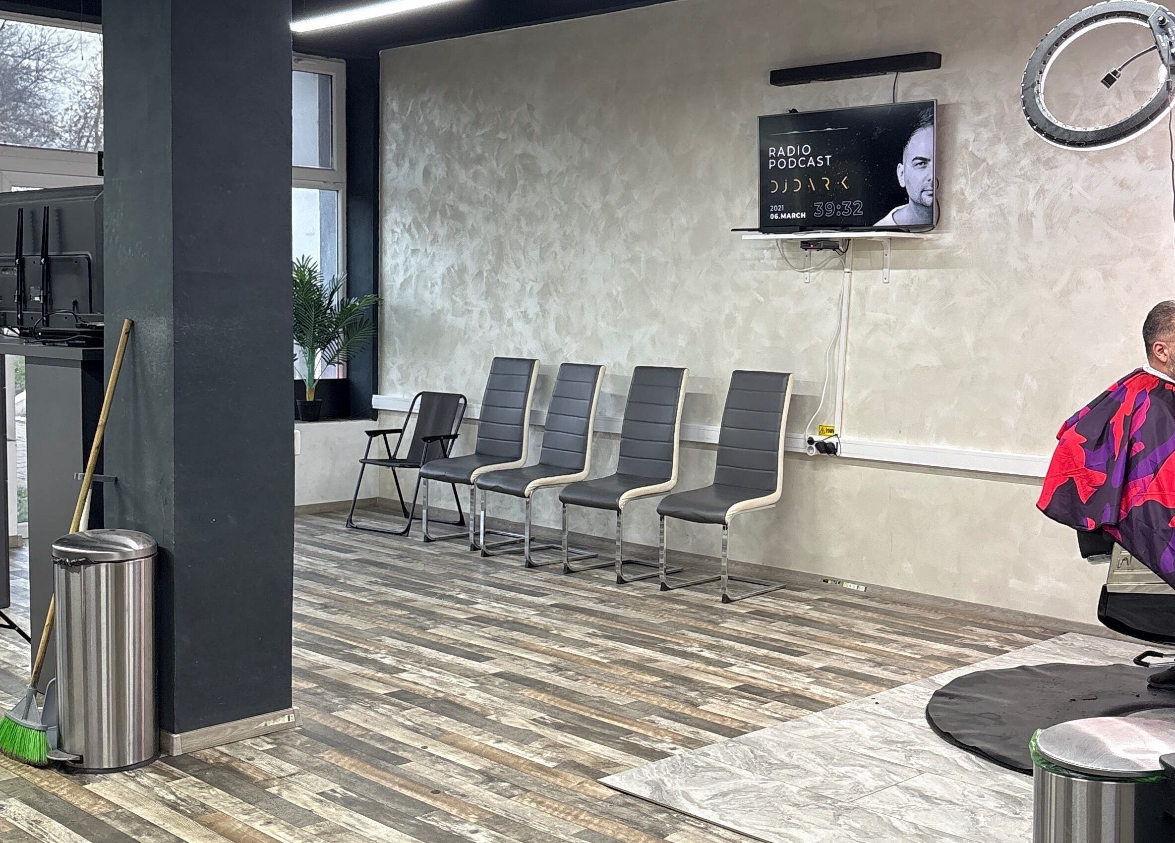 Interior modern de salon la Florin Rusanda, Sânnicolau Mare, Județul Timiș, RO, cu scaune și client la coafor.