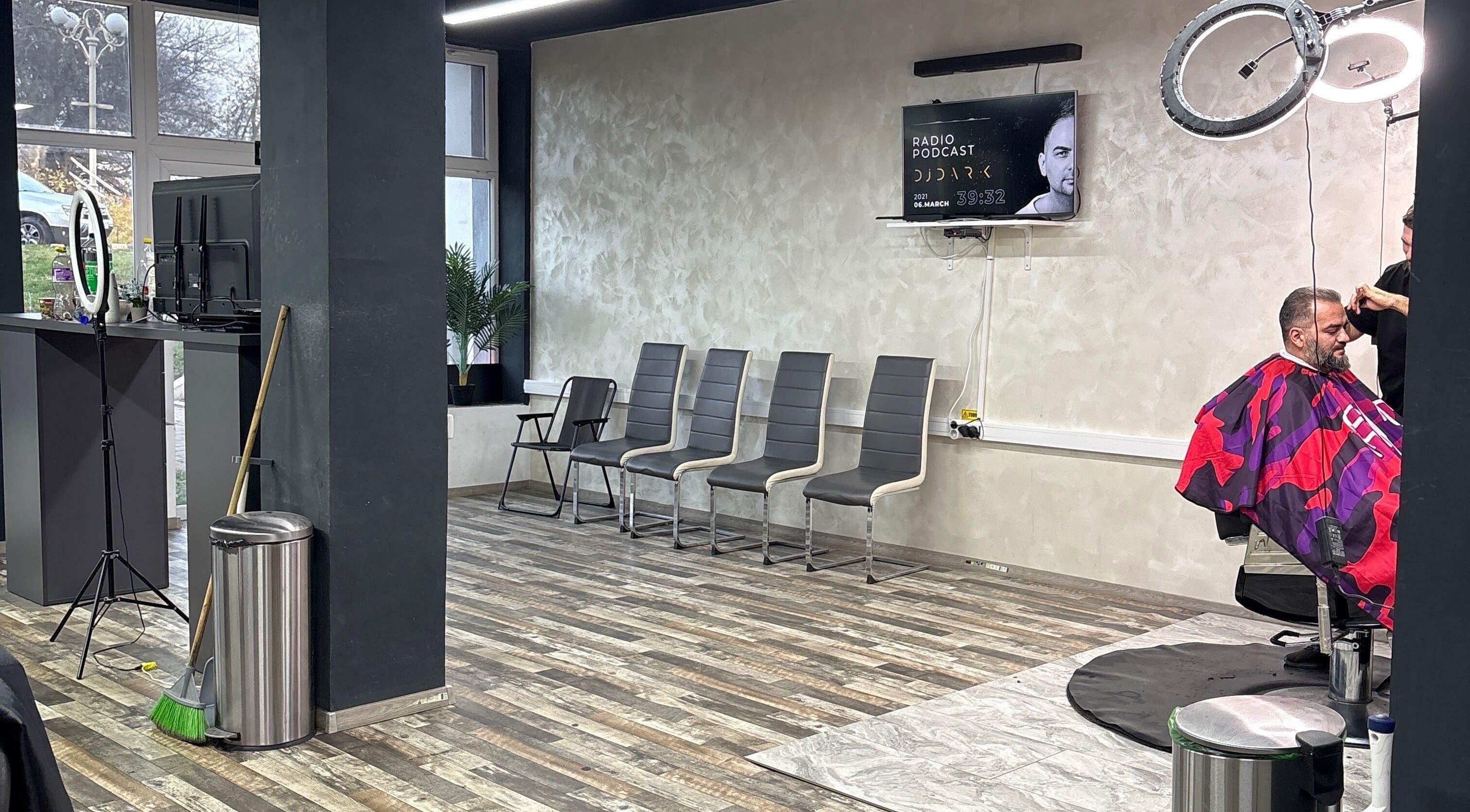 Interior modern de salon la Florin Rusanda, Sânnicolau Mare, Județul Timiș, RO, cu scaune și client la coafor.