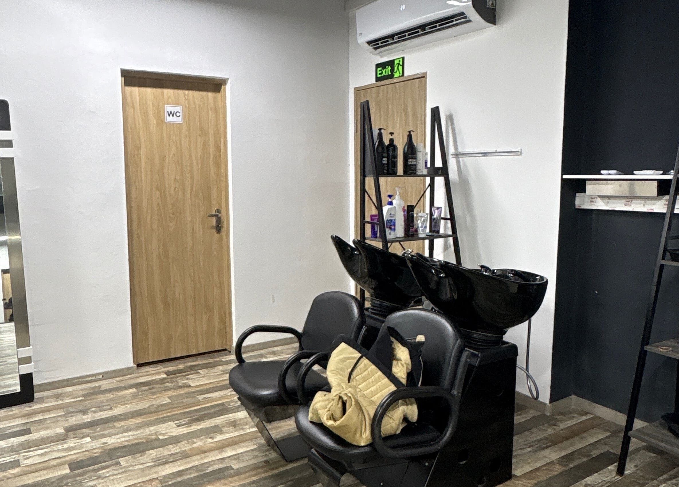 Interior elegant al salonului Florin Rusanda, Sânnicolau Mare, Județul Timiș, RO, cu scaune și echipamente moderne.