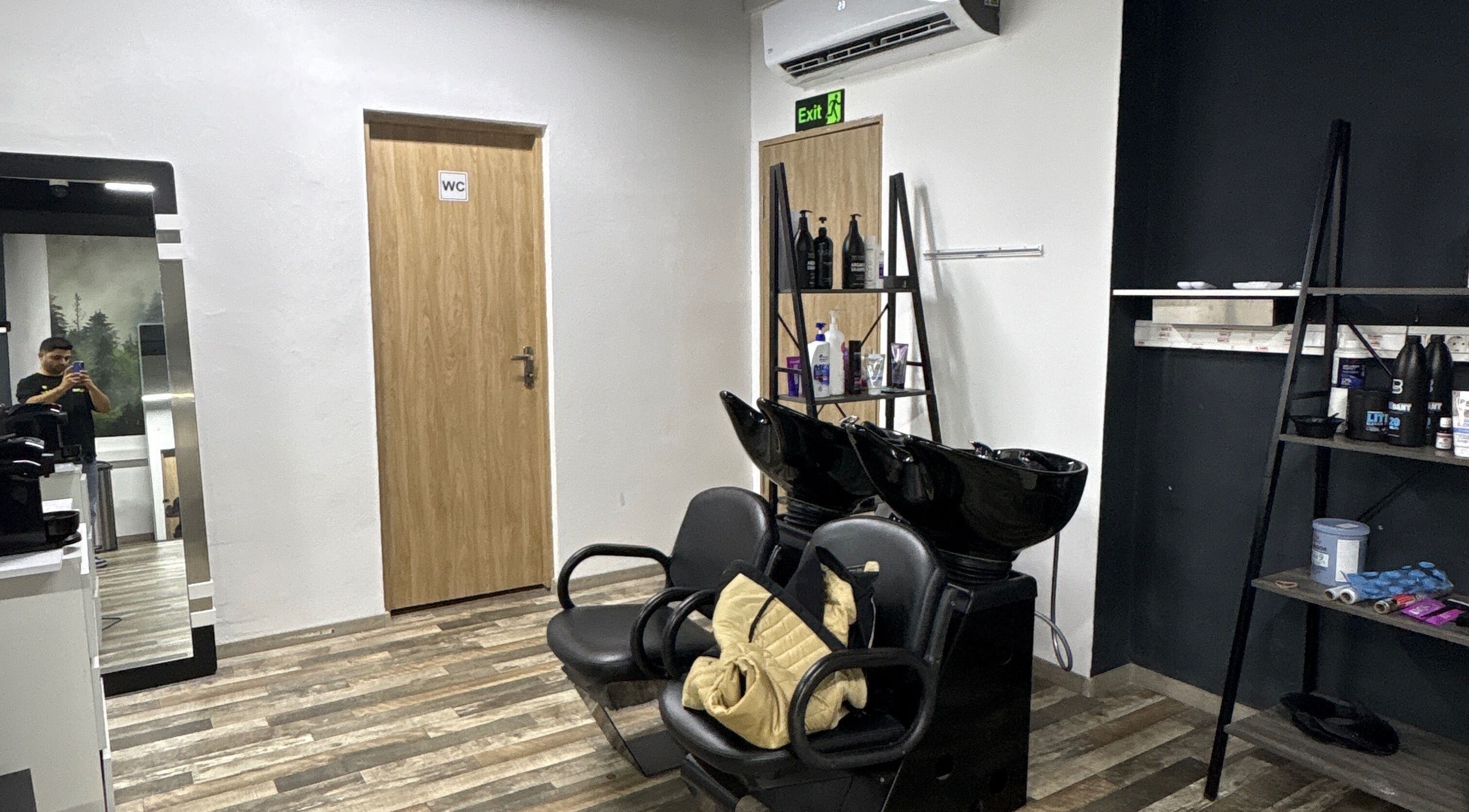 Interior elegant al salonului Florin Rusanda, Sânnicolau Mare, Județul Timiș, RO, cu scaune și echipamente moderne.