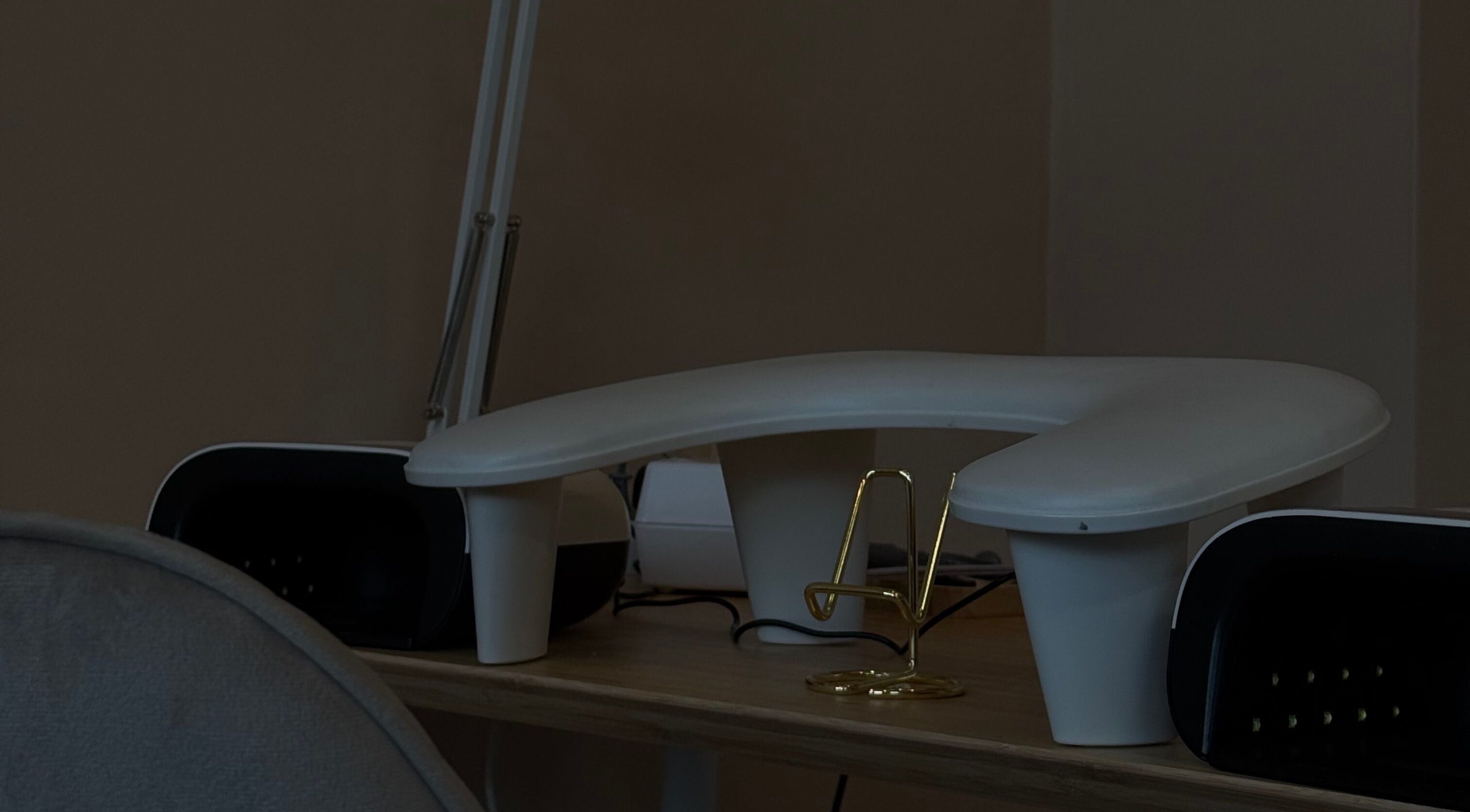 Stol za manikuru u Sorelle Beauty Studio, Zagreb, Grad Zagreb, HR s elegantnim bijelim dizajnom.