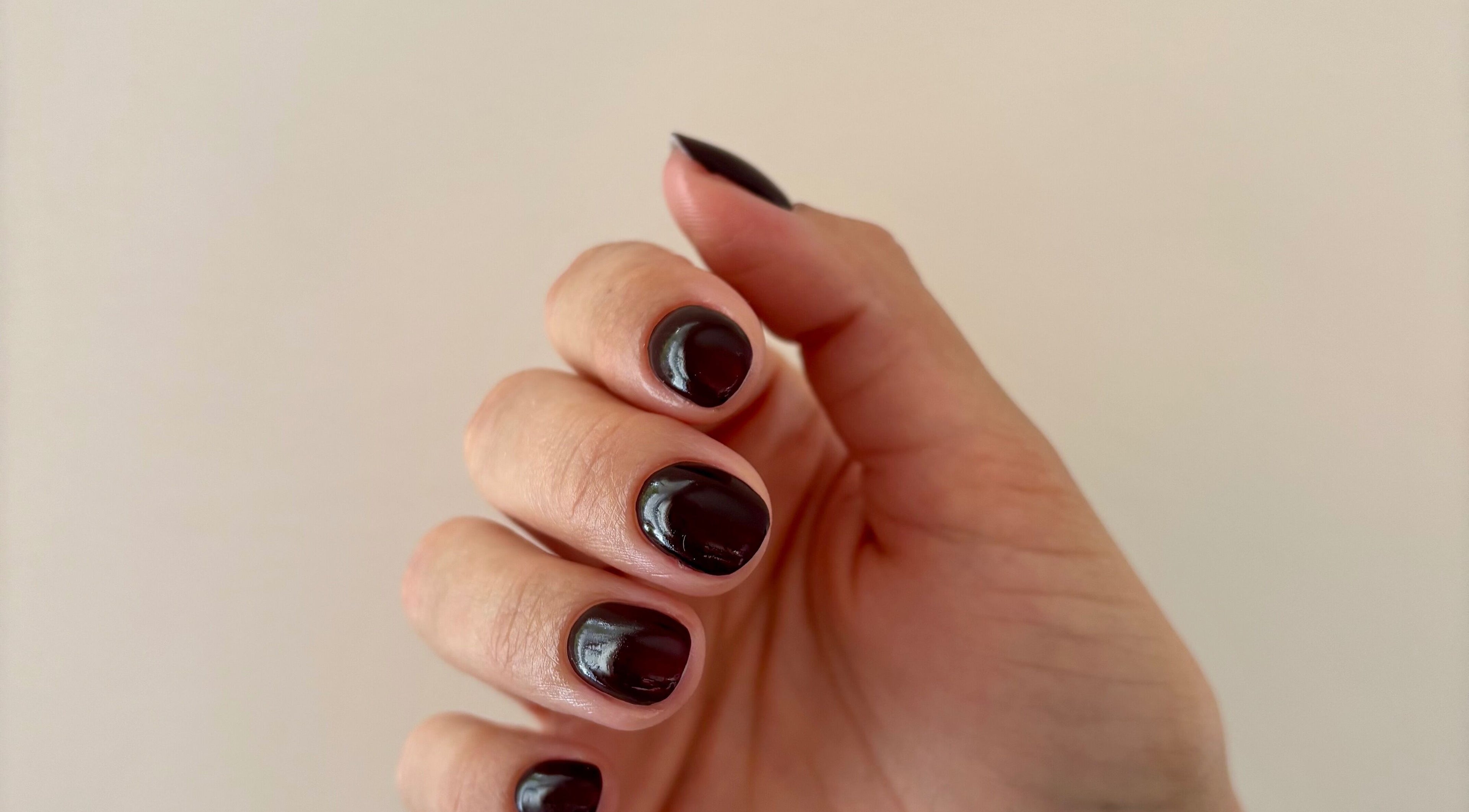 Vernis noir élégant sur ongles, salon Veleza à Ferrières-en-brie, Île-de-france, FR.