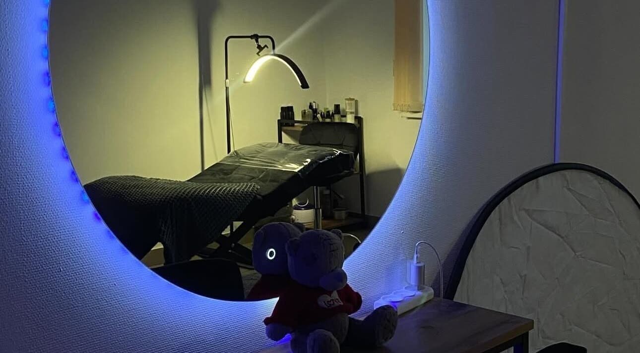 Phòng dịch vụ của NGOC BEE EYELASH tại Zürich, Zürich, CH với ánh sáng nhẹ nhàng và giường thoải mái.