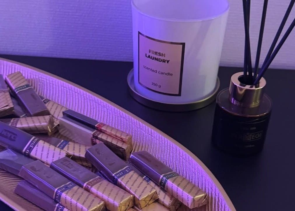 Nước hoa và nến tại NGOC BEE EYELASH, Zürich, Zürich, CH, mang đến không gian thư giãn.