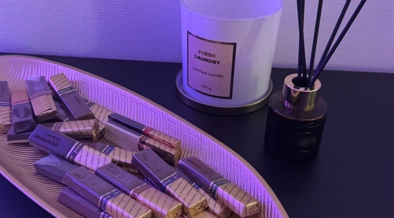 Nước hoa và nến tại NGOC BEE EYELASH, Zürich, Zürich, CH, mang đến không gian thư giãn.