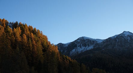 Vue montagneuse à Le Cerf De La Lune, Crots, Provence-alpes-côte D'azur, FR au crépuscule.