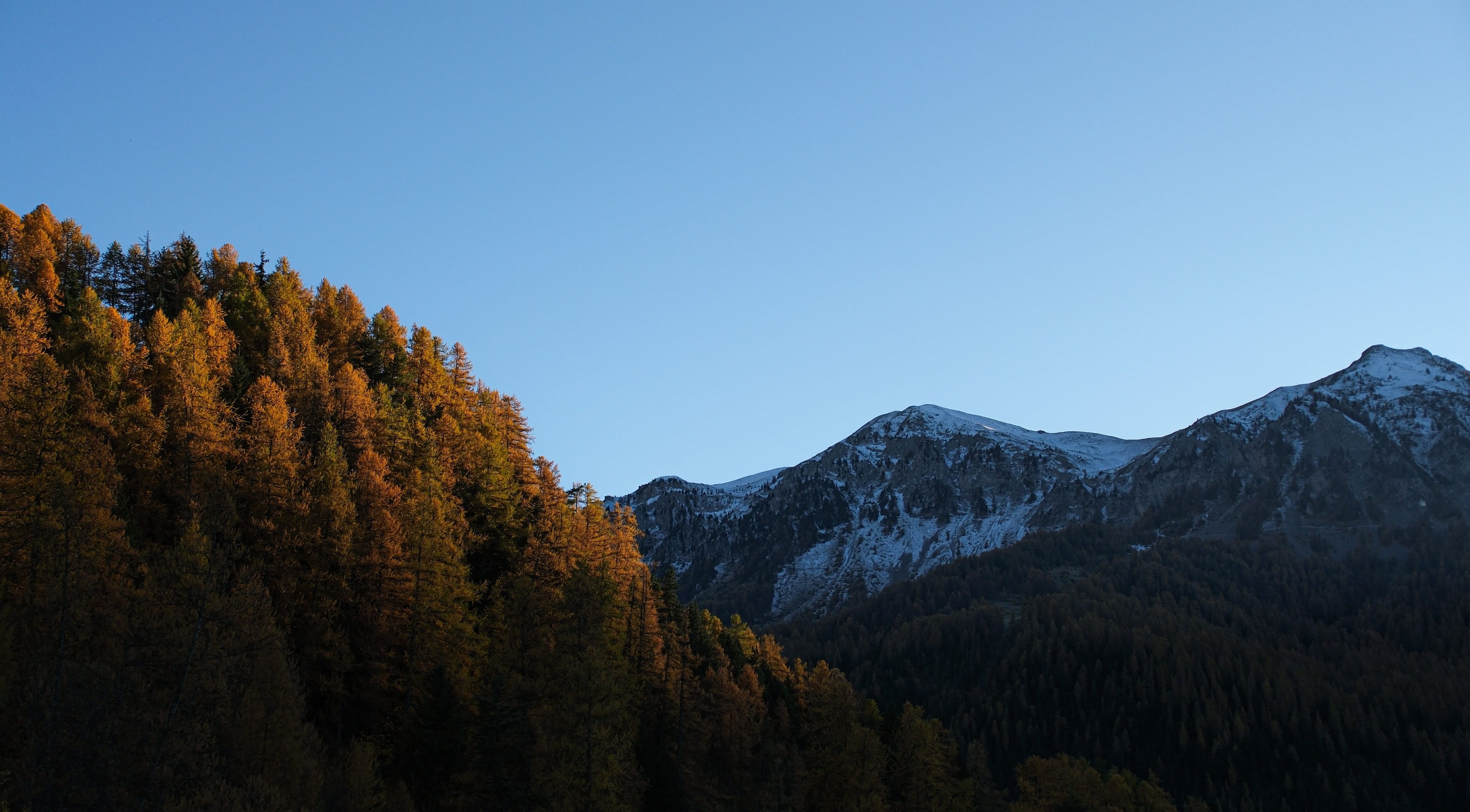 Vue montagneuse à Le Cerf De La Lune, Crots, Provence-alpes-côte D'azur, FR au crépuscule.