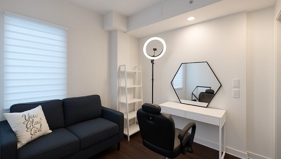 Modern beauty studio at ChicNsharp, Montréal, Québec, CA with sleek chair, vanity, and decor.
