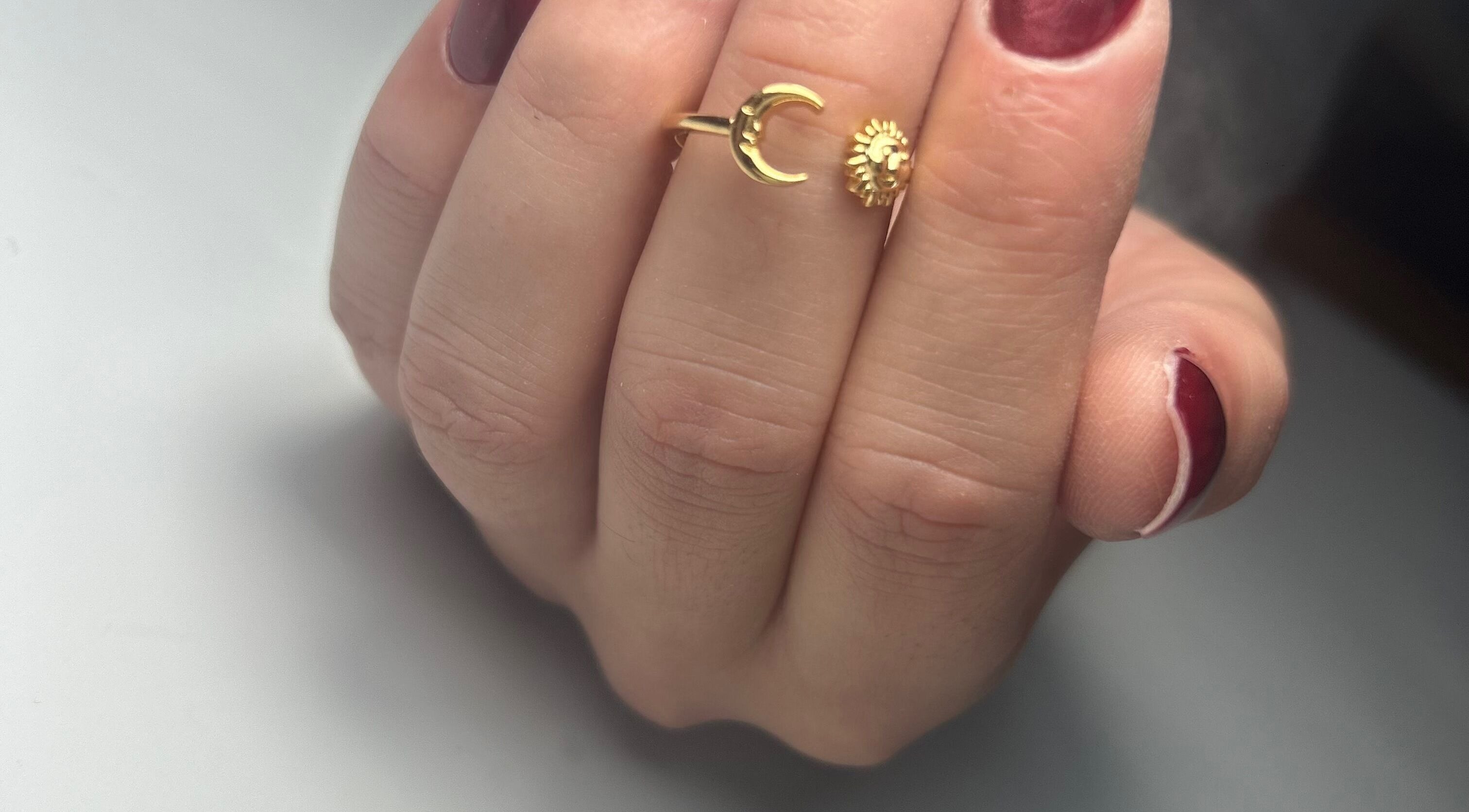 Main avec bague en forme de lune à La Vallée Du Bien être, Aumale, Normandie, FR.