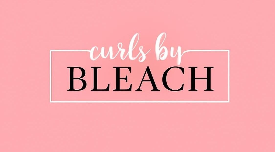 Curls by Bleach logo op roze achtergrond, Den Bosch, Noord-brabant, NL.