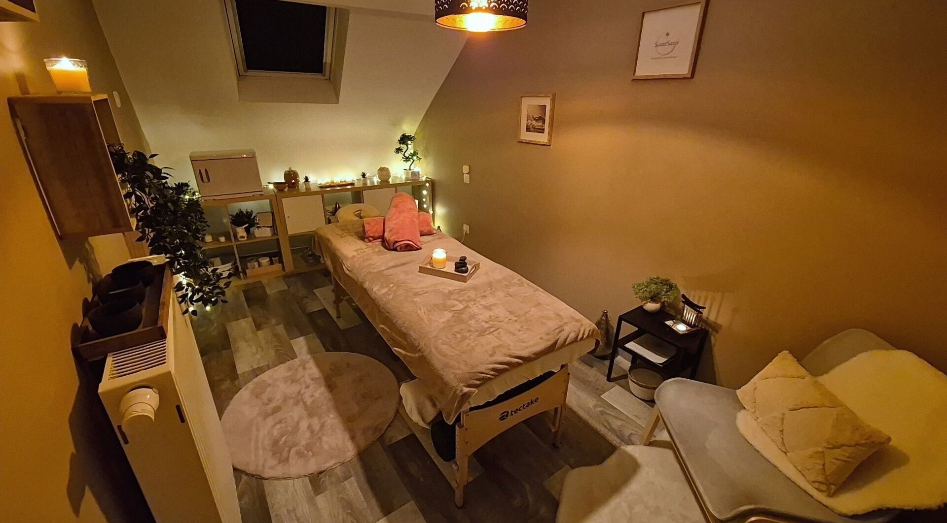 Salle de massage chaleureuse à SamiSanâ, La Louvière, Région Wallonne, BE, éclairée par des bougies.