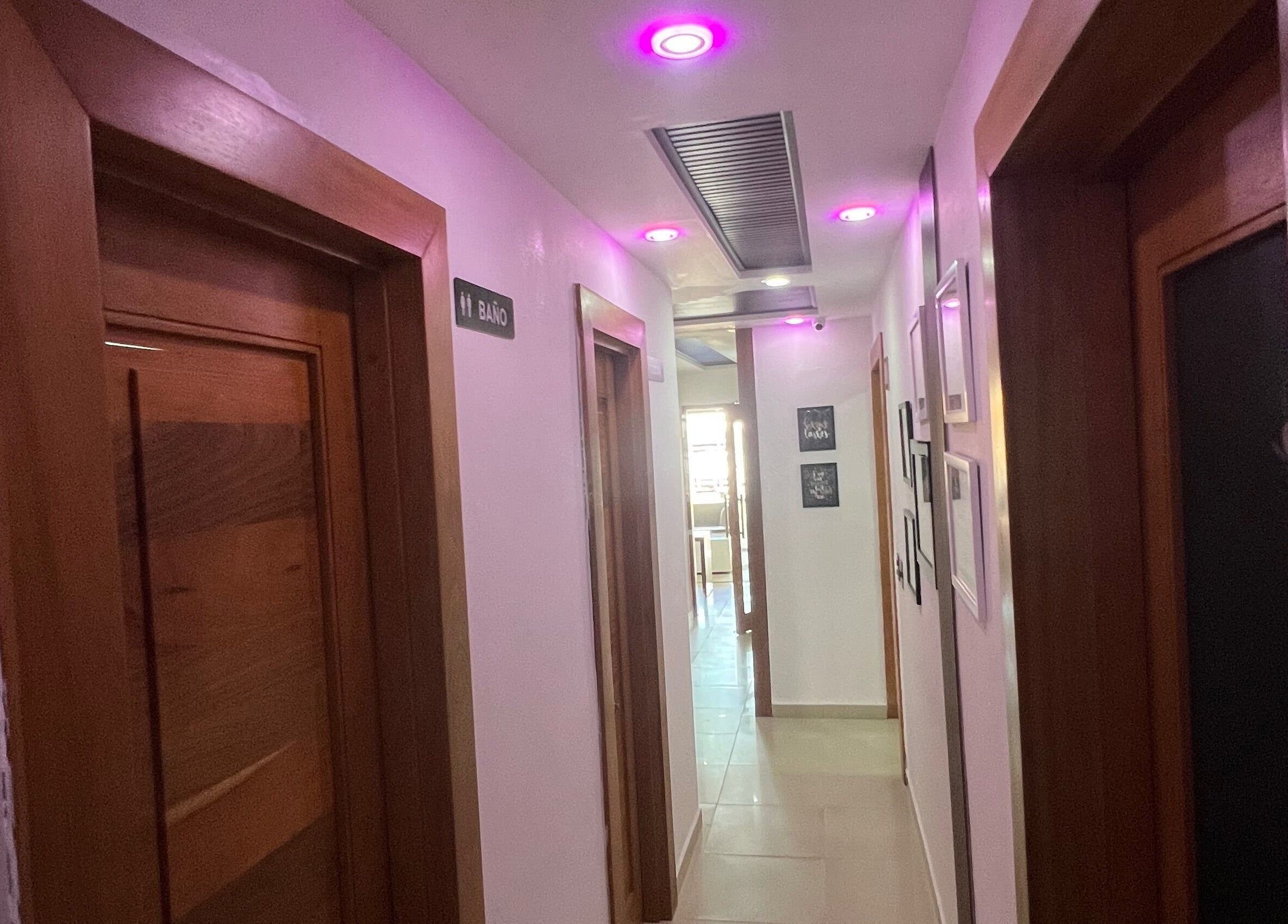 Pasillo iluminado con luces rosas en M Lash Brows Beauty And Esthetic, Bonao, Monseñor Nouel, DO.