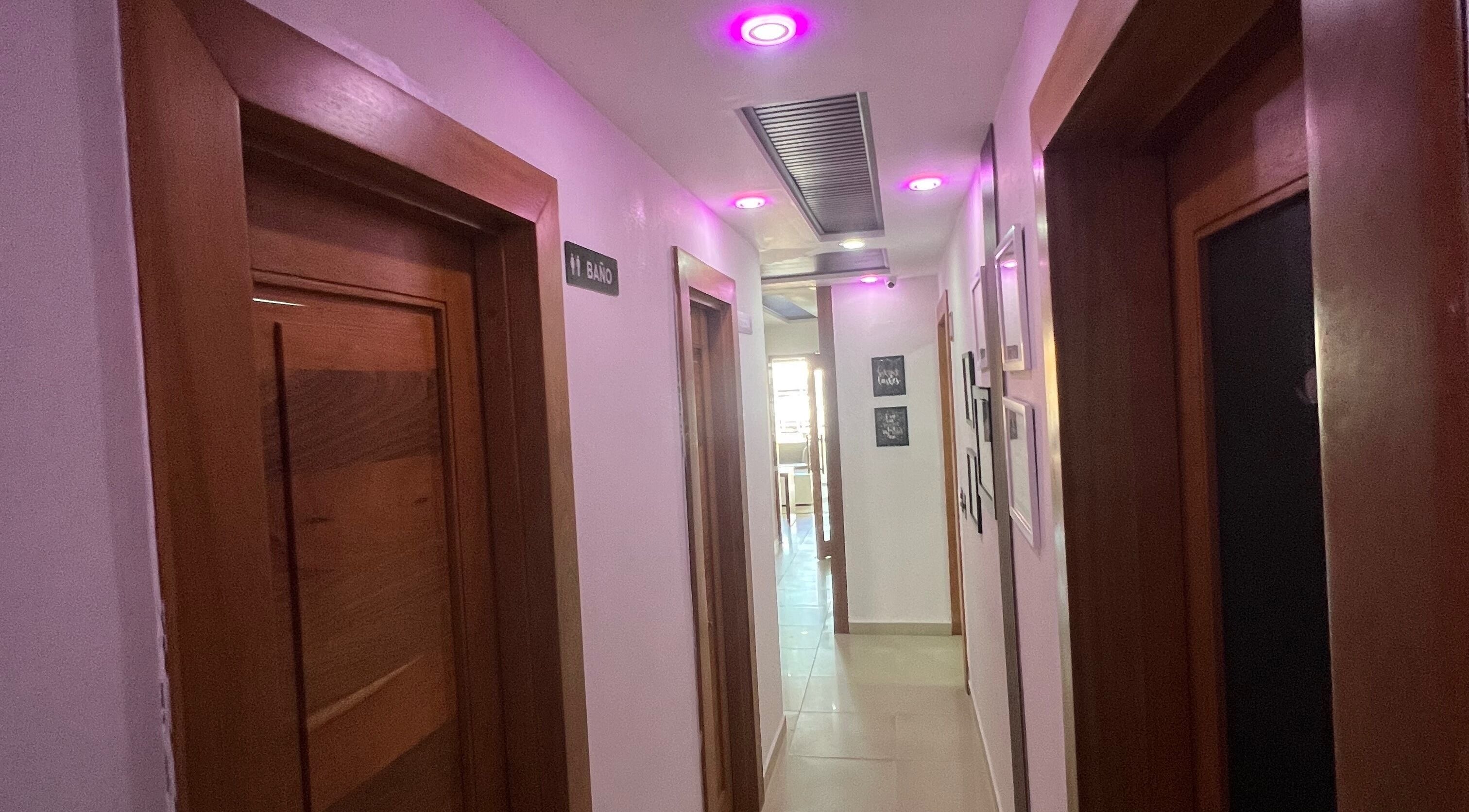 Pasillo iluminado con luces rosas en M Lash Brows Beauty And Esthetic, Bonao, Monseñor Nouel, DO.