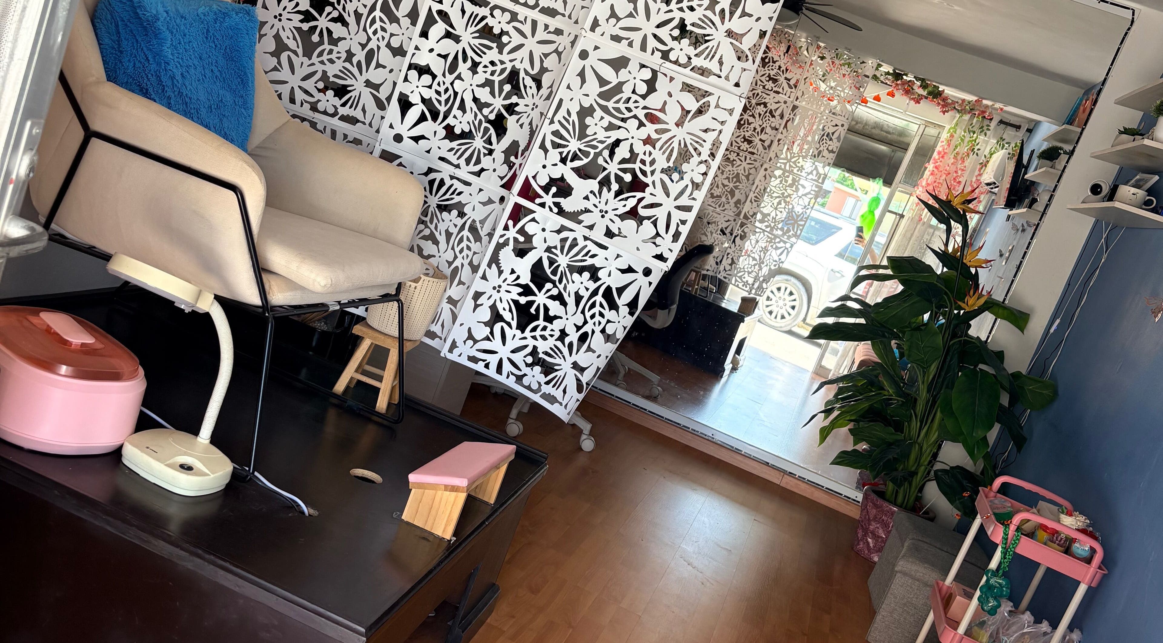 Relaxing lounge area at Avnails, Tampico, Tamaulipas, MX with floral decor and plush seating.