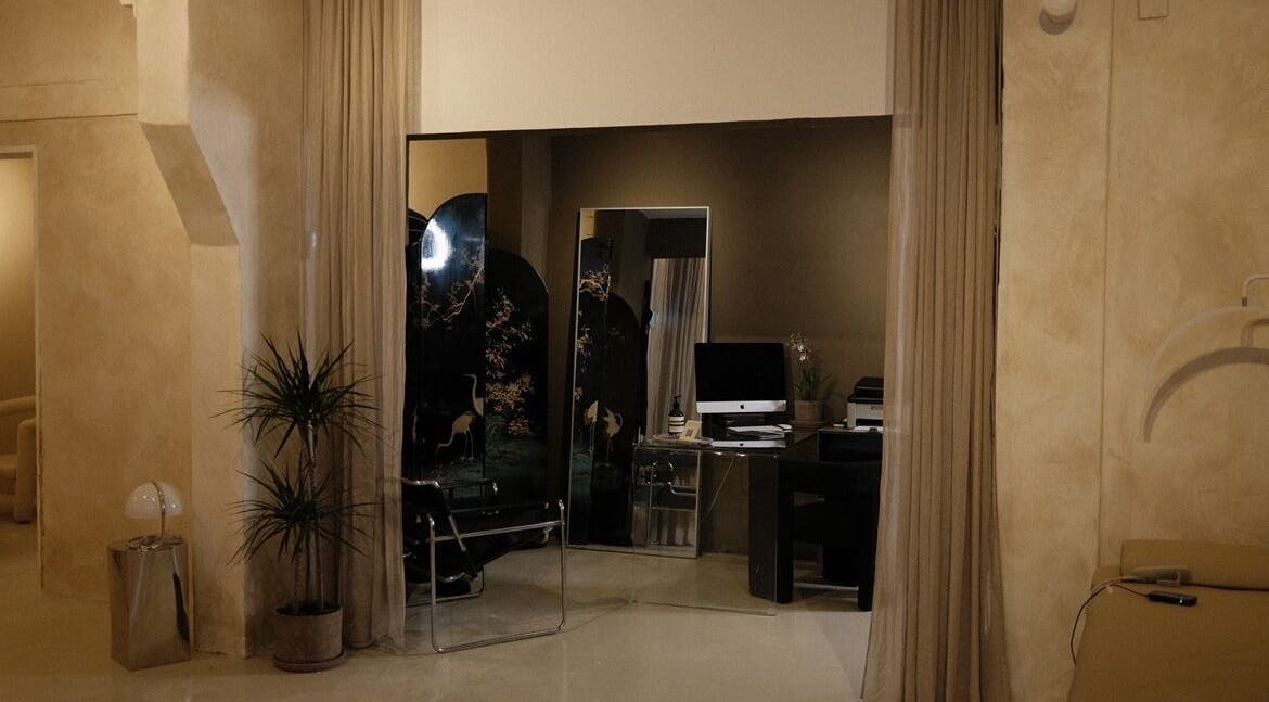 Elegant office interior at Aura One, Rotterdam, Zuid-holland, NL featuring minimalist decor and modern design.