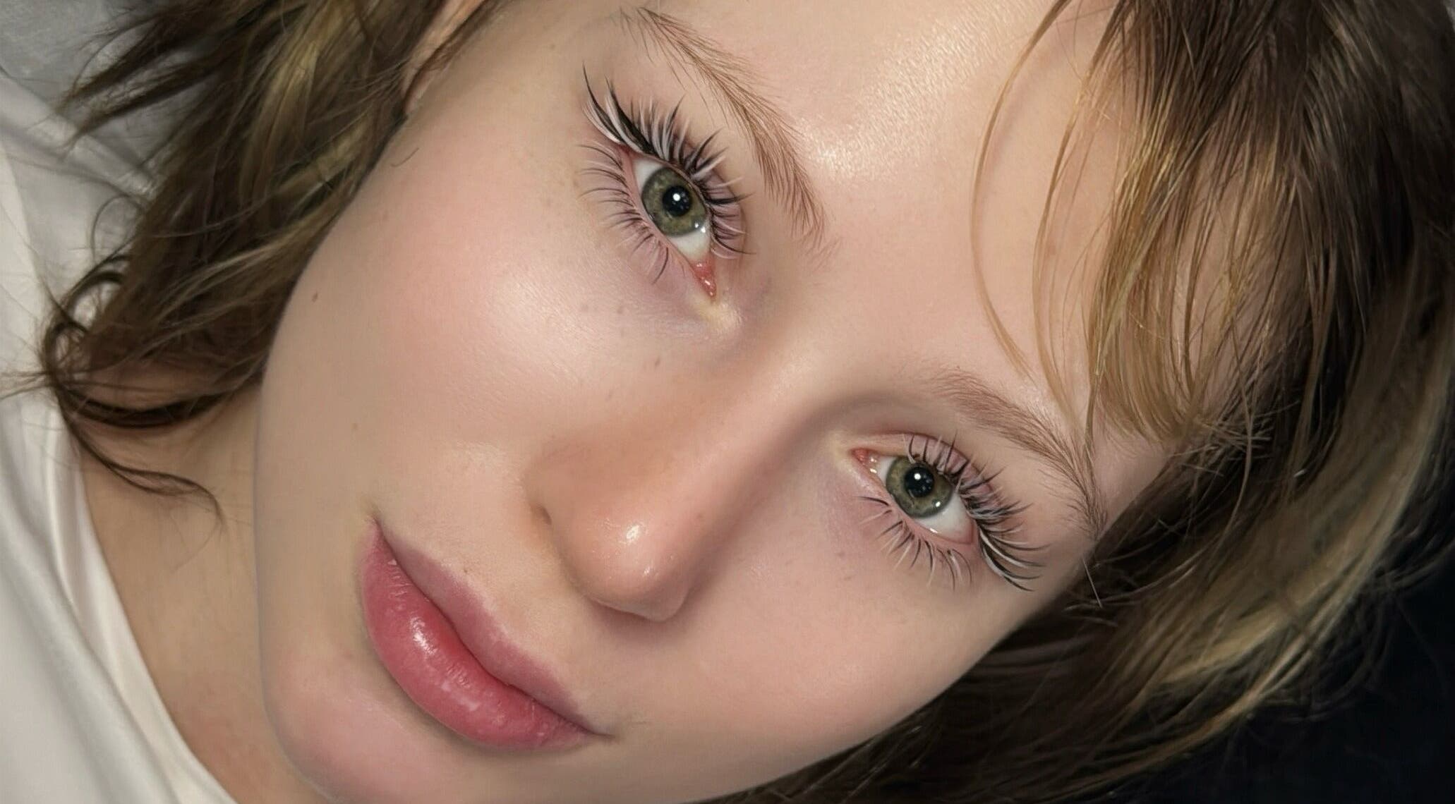 Close-up lông mi và lông mày tự nhiên tại Dodoeyelash Lash Extensions and Brow Lami, Thành Phố Hồ Chí Minh, VN.