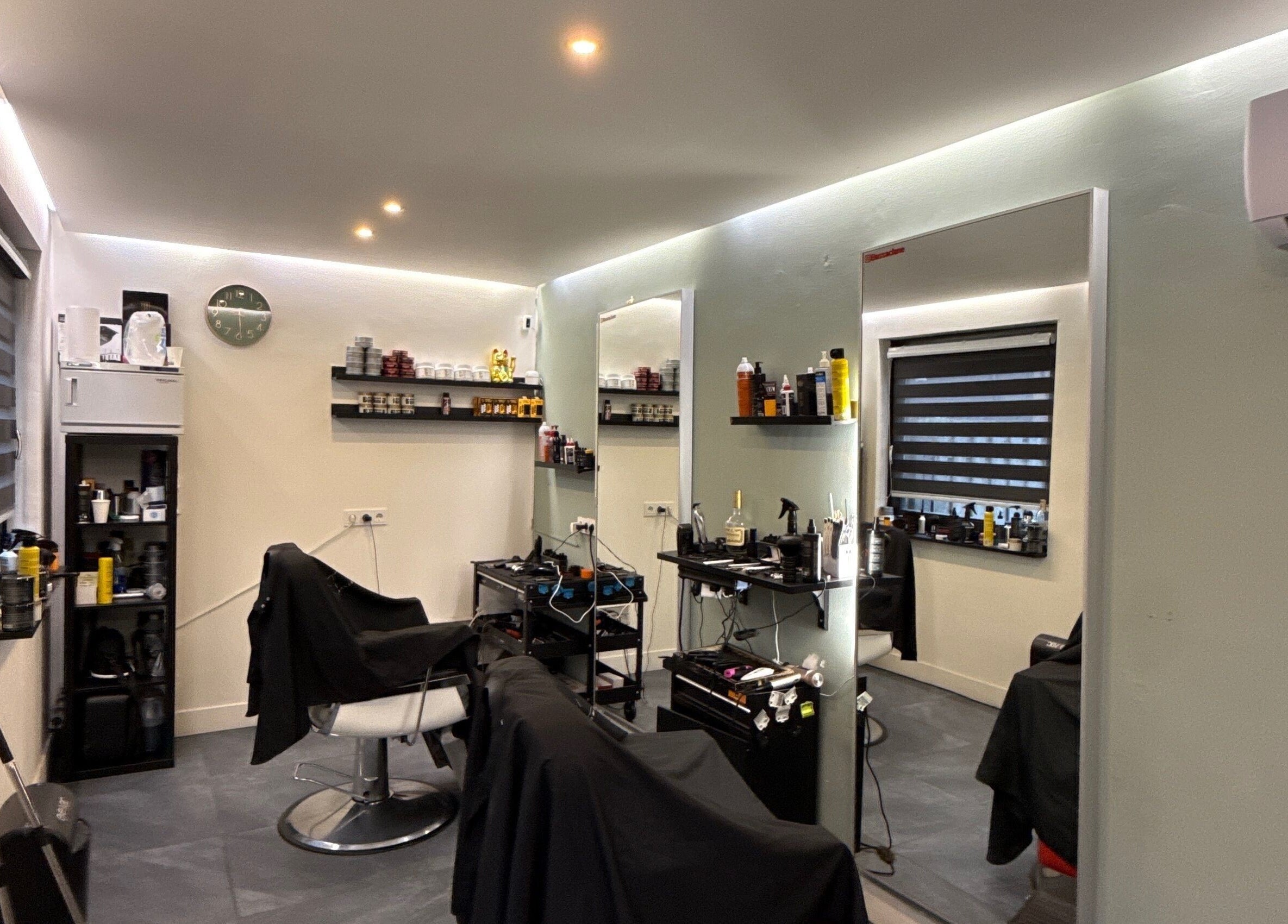 Interieur van Bassaclane schoonheidssalon in Breda, Noord-brabant, NL met moderne stoelen en verzorgingsproducten.