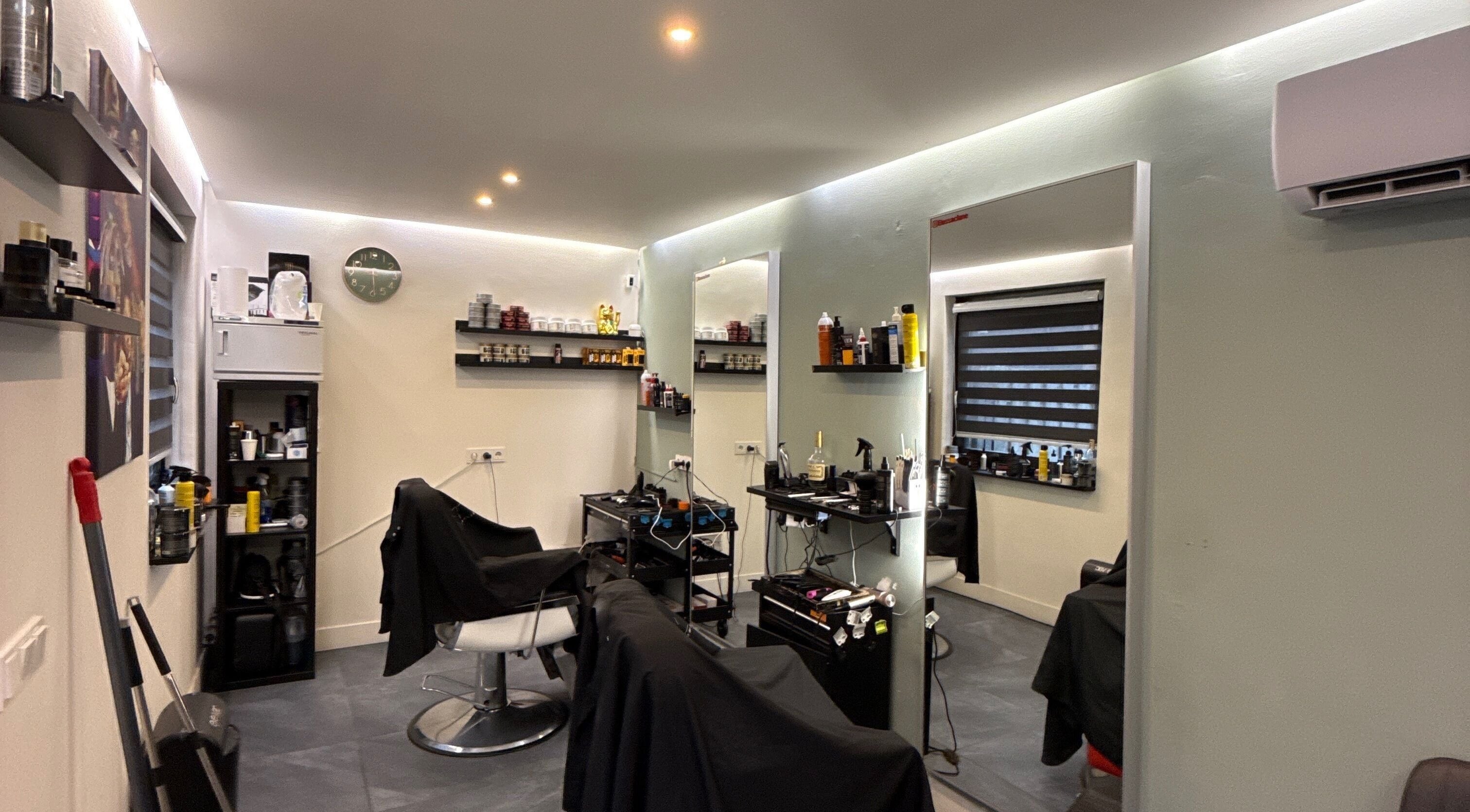 Interieur van Bassaclane schoonheidssalon in Breda, Noord-brabant, NL met moderne stoelen en verzorgingsproducten.