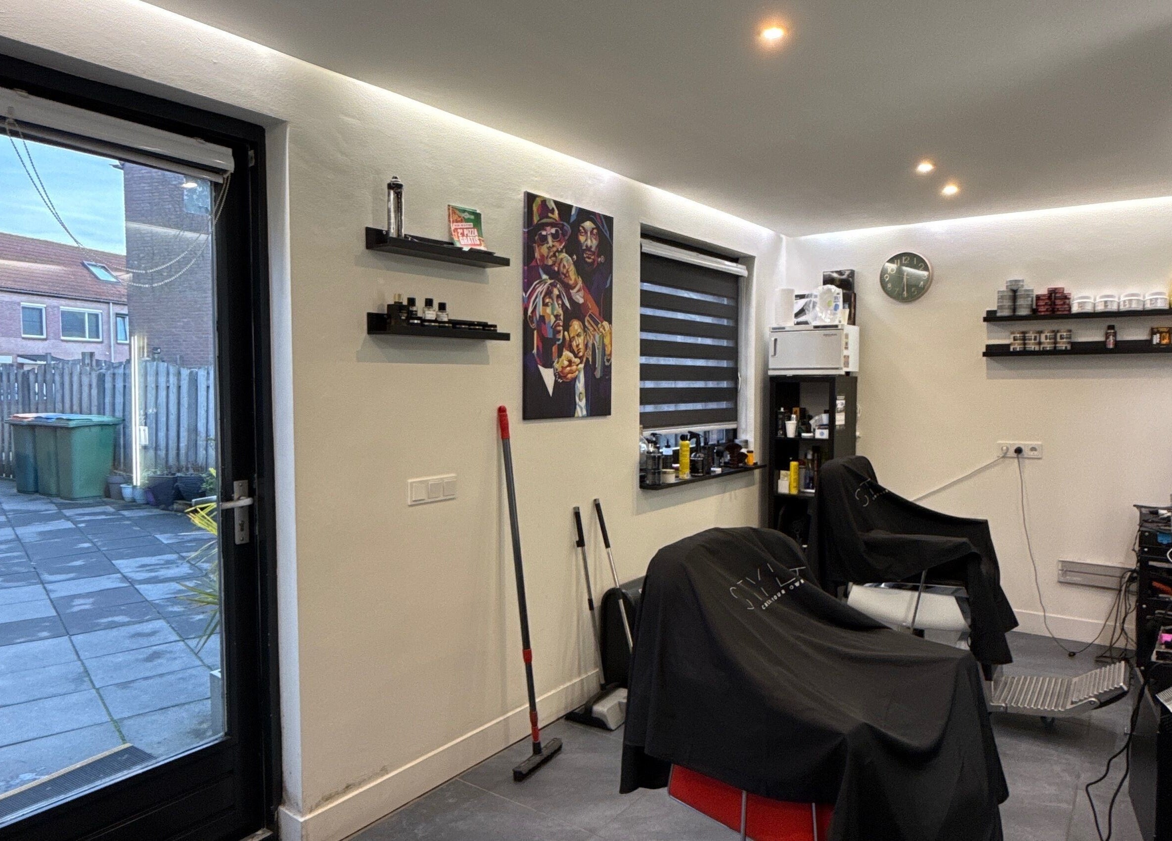 Stijlvolle kapperszaak Bassaclane in Breda, Noord-Brabant, NL met moderne inrichting en ruime buitenruimte.