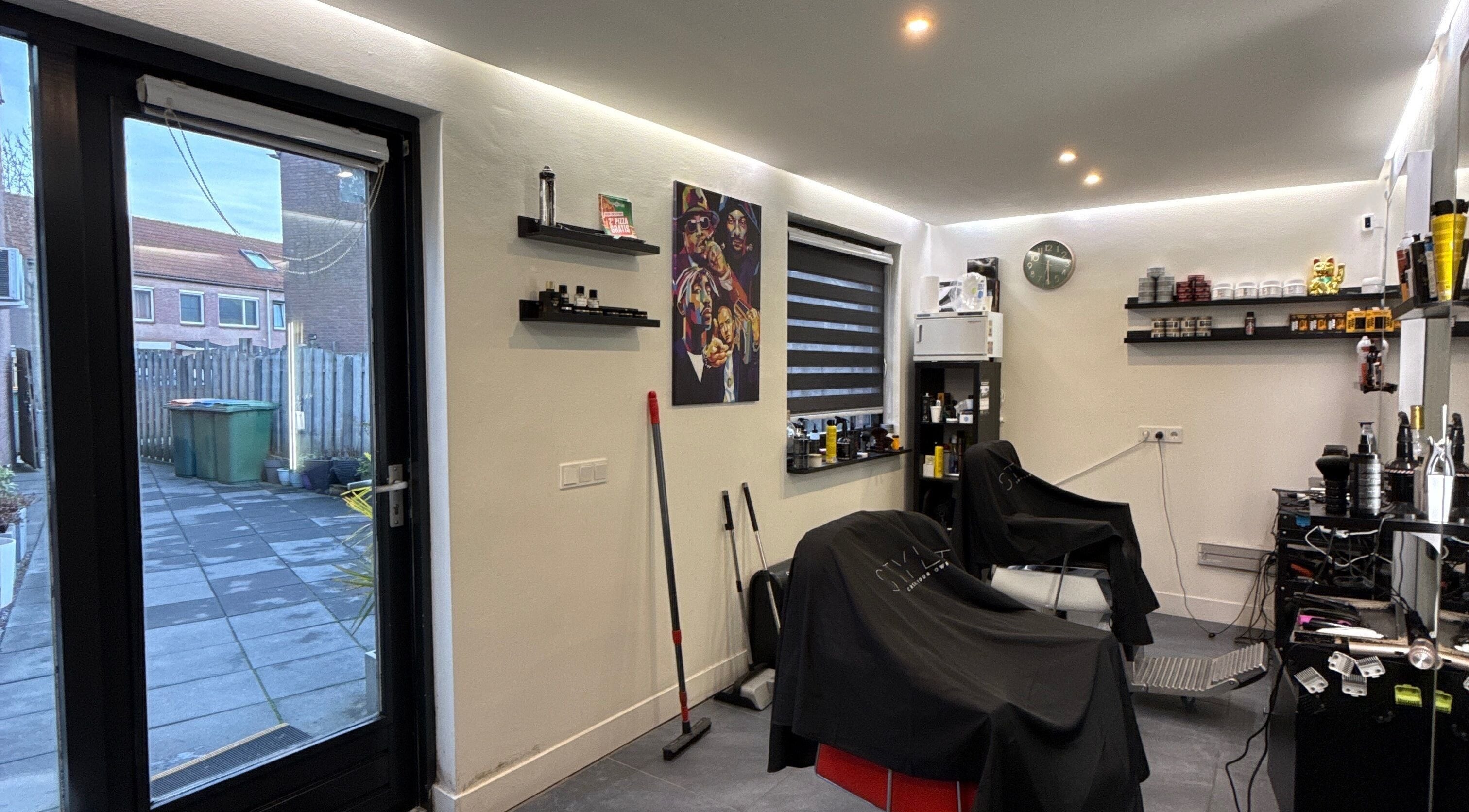 Stijlvolle kapperszaak Bassaclane in Breda, Noord-Brabant, NL met moderne inrichting en ruime buitenruimte.