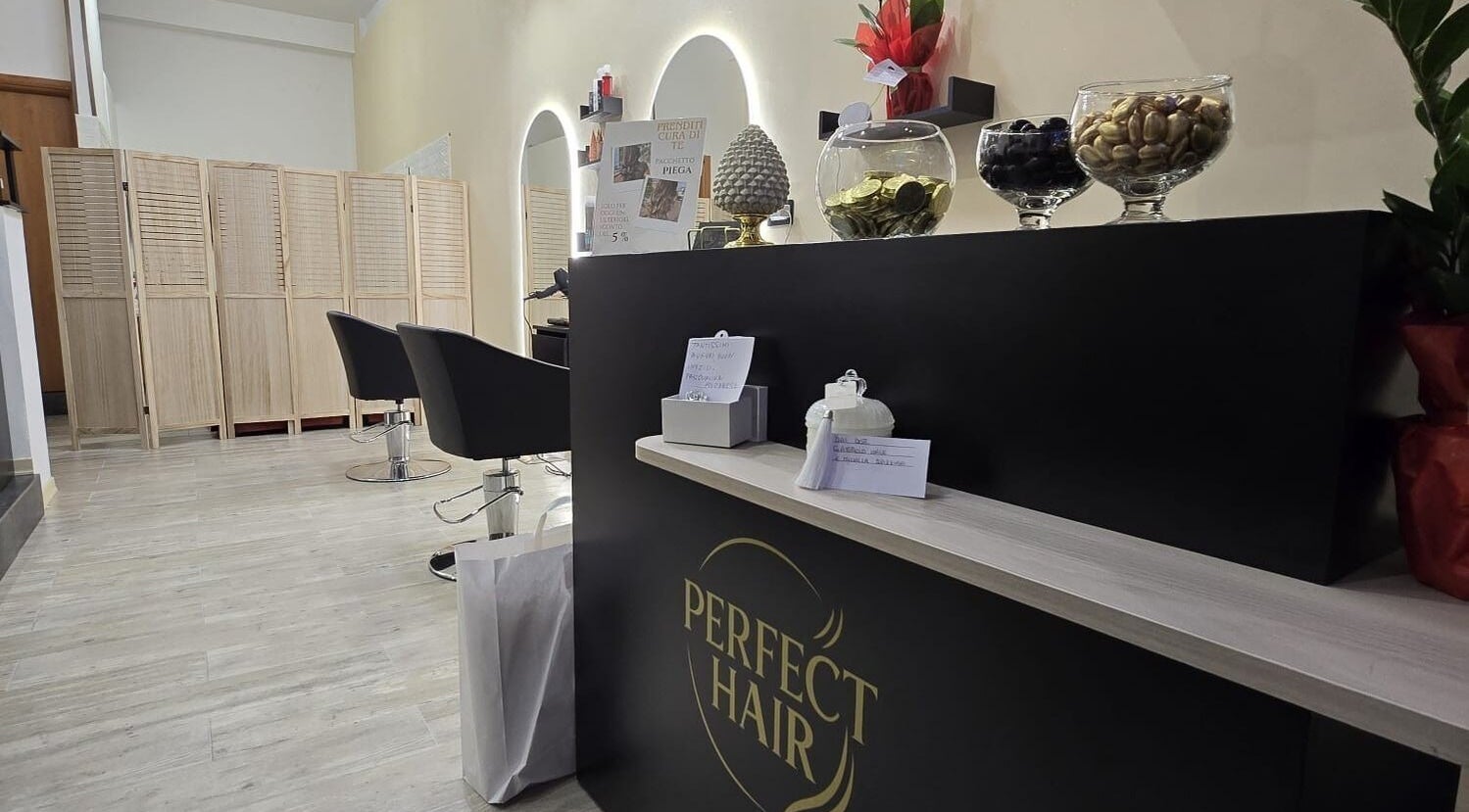 Interno del salone Perfect Hair a San Benedetto Ullano, Calabria, IT con design moderno e accogliente.