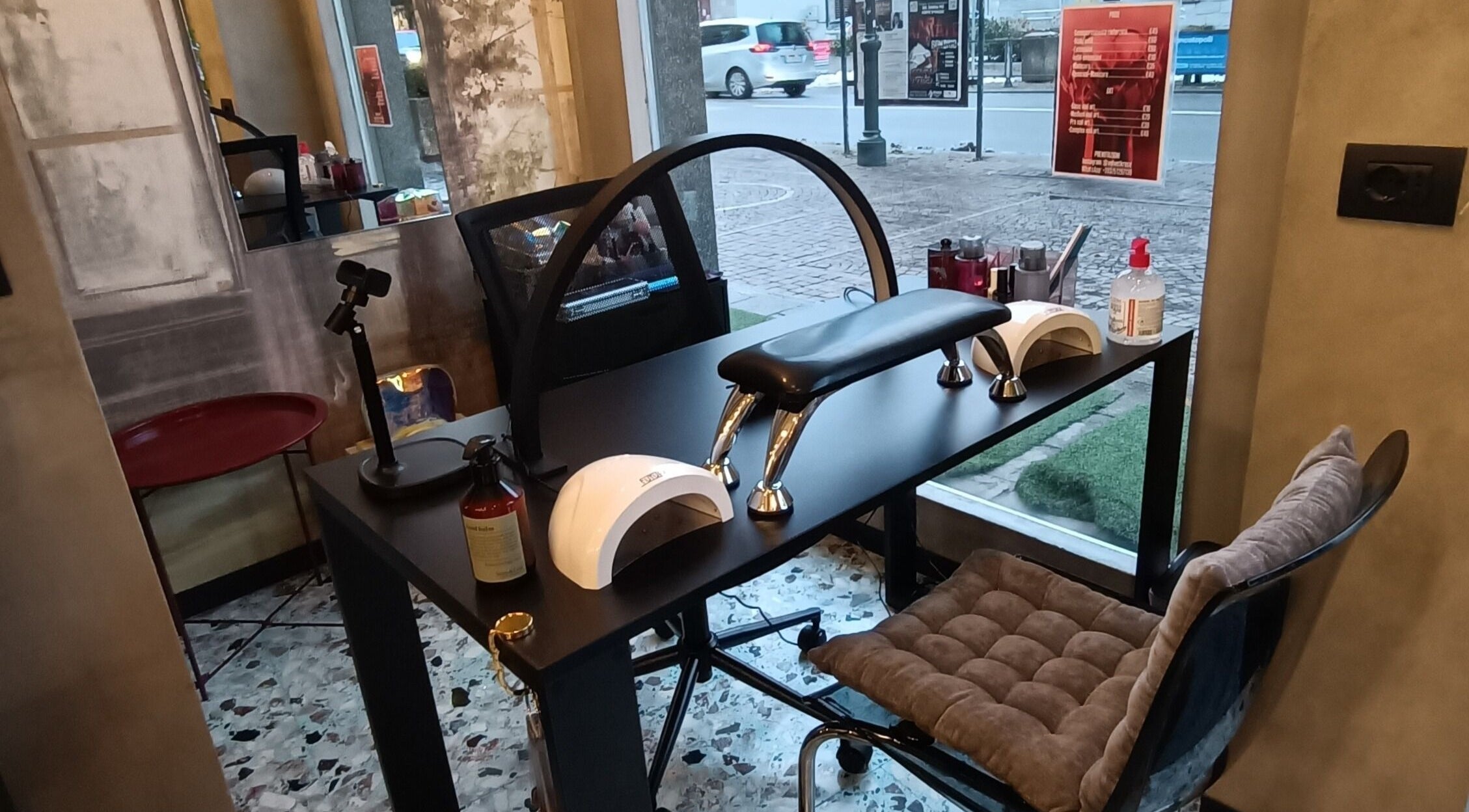 Postazione manicure di Caterina Rinaldi Nail Artist a Tirano, Lombardia, IT, moderna ed elegante.