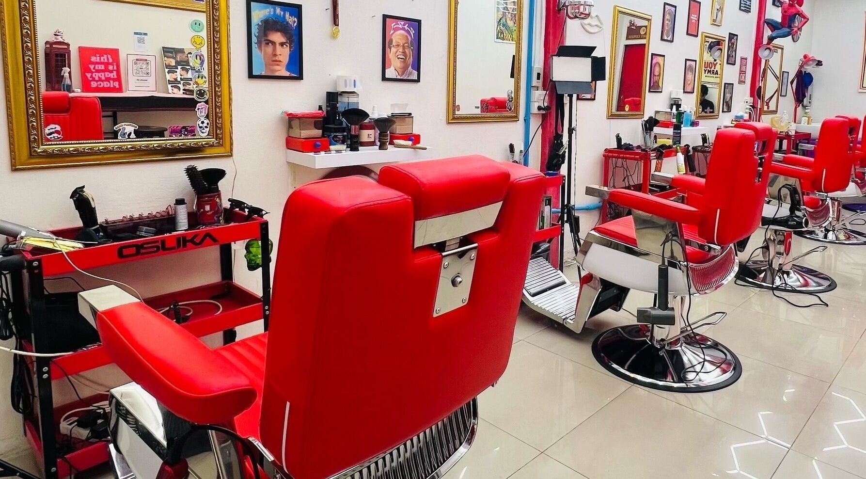ภายในร้าน The 1917 Barbershop Bkk ที่กรุงเทพมหานครตกแต่งด้วยเก้าอี้บาร์เบอร์สีแดงสุดชิค