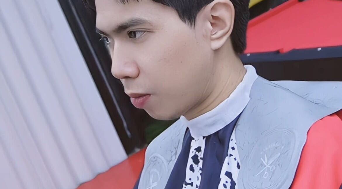 ลูกค้าที่ THE 1917 BARBERSHOP SATHUPRADIT ใน กรุงเทพมหานคร กำลังรับบริการตัดผม