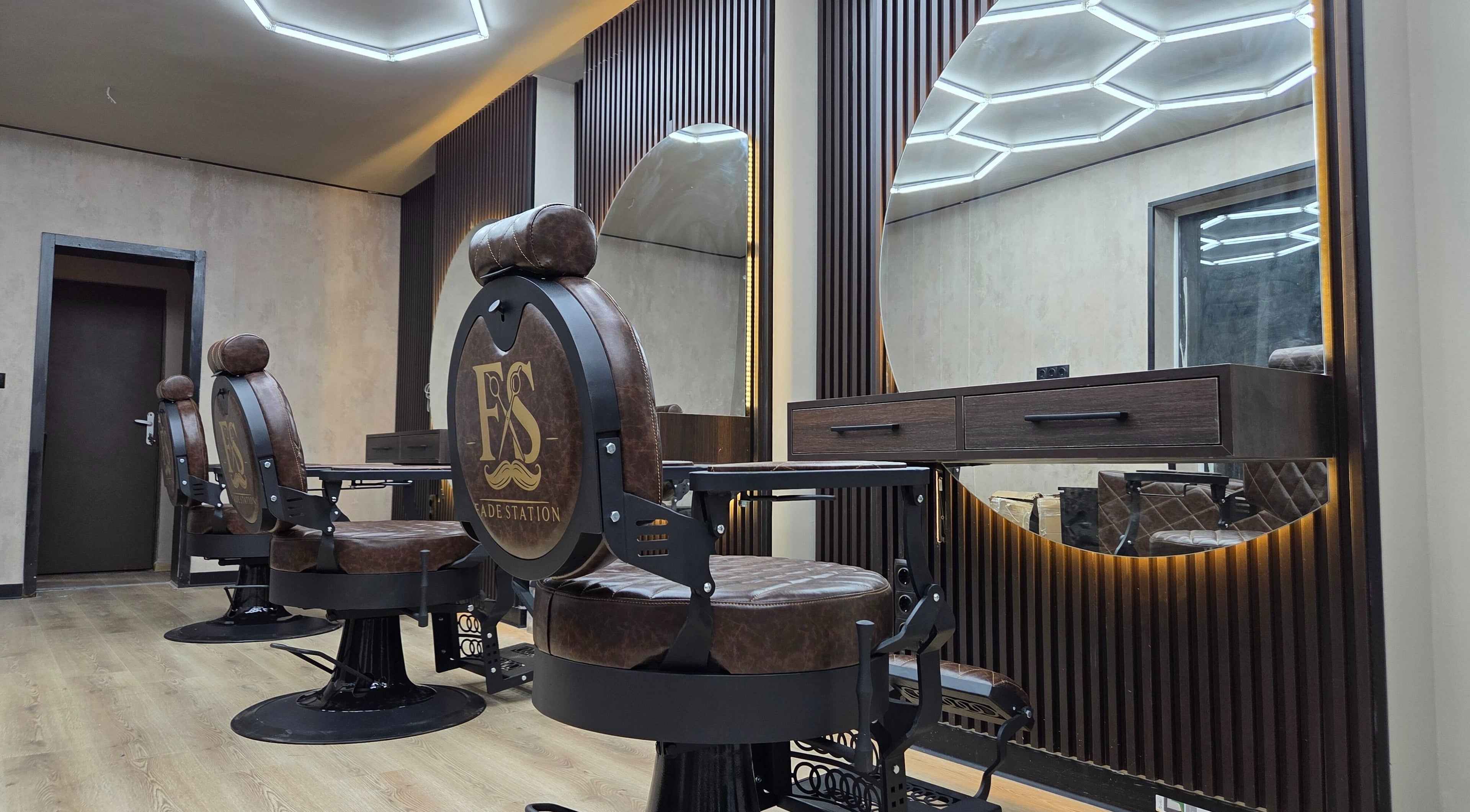 Луксозно кресло в бежов оттенък в Fade Station, София, Софийска област, BG.