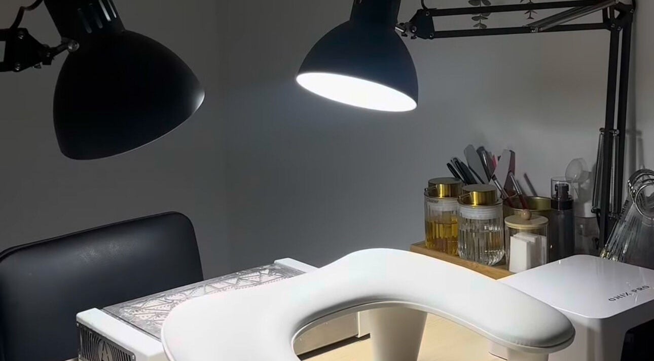 Table de manucure bien illuminée chez MelxNails, Aix-villemaur-pâlis, Grand Est, FR.