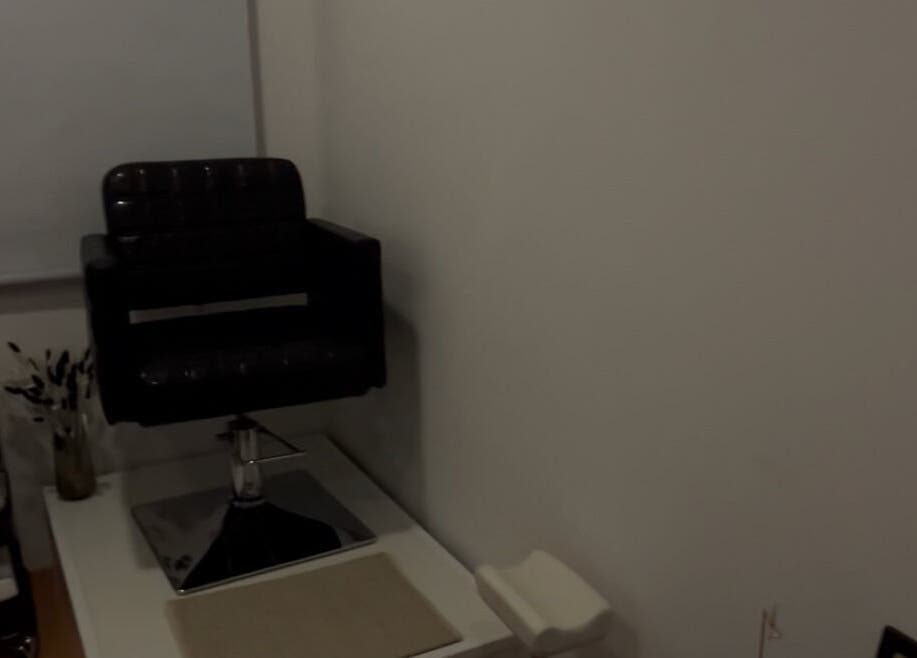 Silla de estilista en Gia, Mataró, Catalunya, ES, lista para tratamientos de belleza exclusivos.