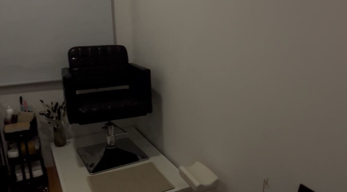 Silla de estilista en Gia, Mataró, Catalunya, ES, lista para tratamientos de belleza exclusivos.