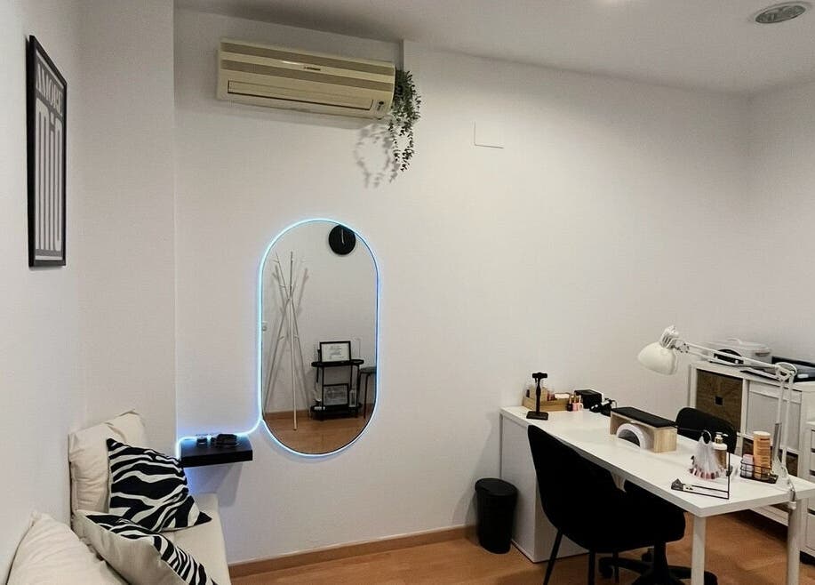 Interior elegante del salón Gia en Mataró, Catalunya, ES, con decoración moderna y espejo iluminado.