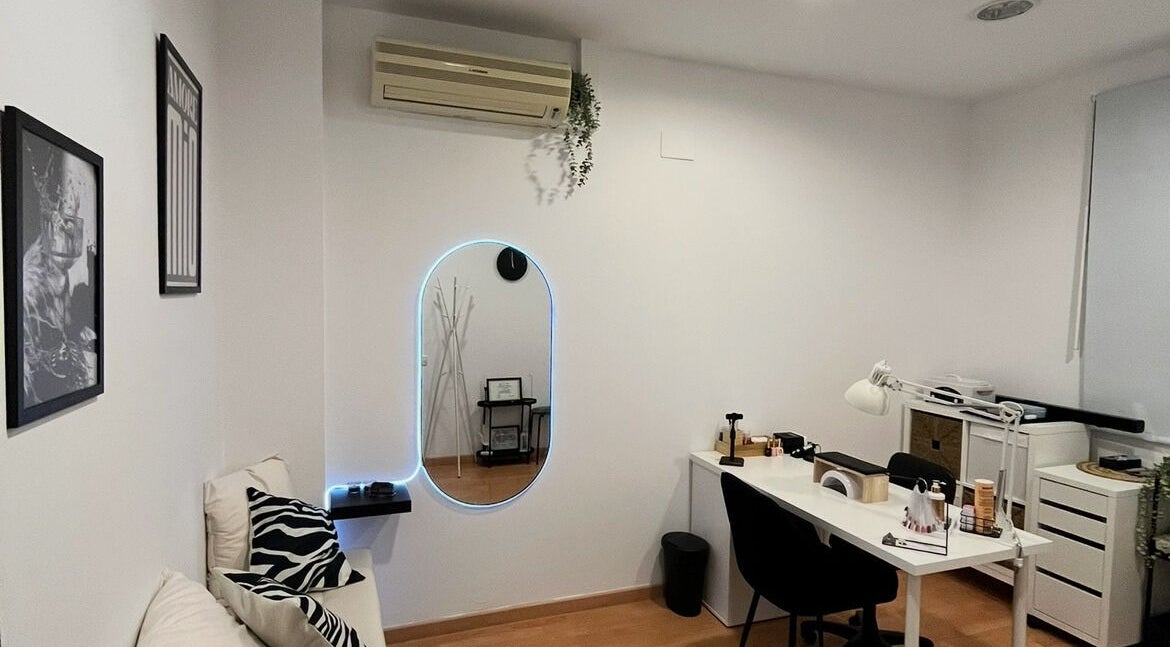 Elegante sala de belleza en Gia Mataró, Catalunya, ES con espejo moderno y decoración minimalista.