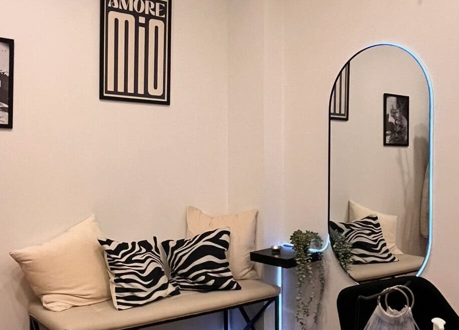 Área de espera acogedora con espejo grande en Gia, Mataró, Catalunya, ES.