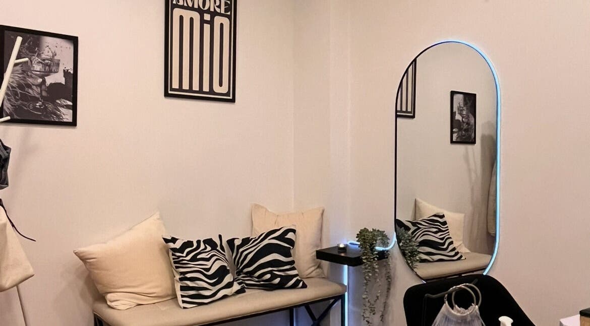 Área de espera acogedora con espejo grande en Gia, Mataró, Catalunya, ES.