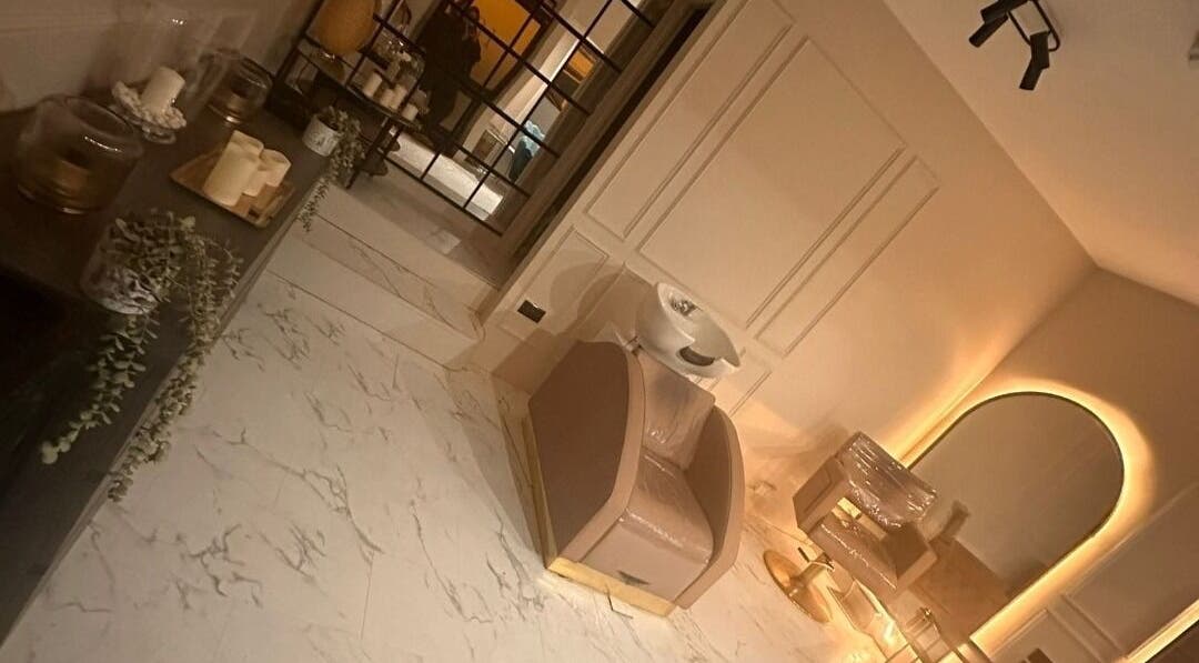 Elegant interior of Salon31hairbyzoe in Shoreham-by-sea, England, GB showcasing modern styling chair and mirror.