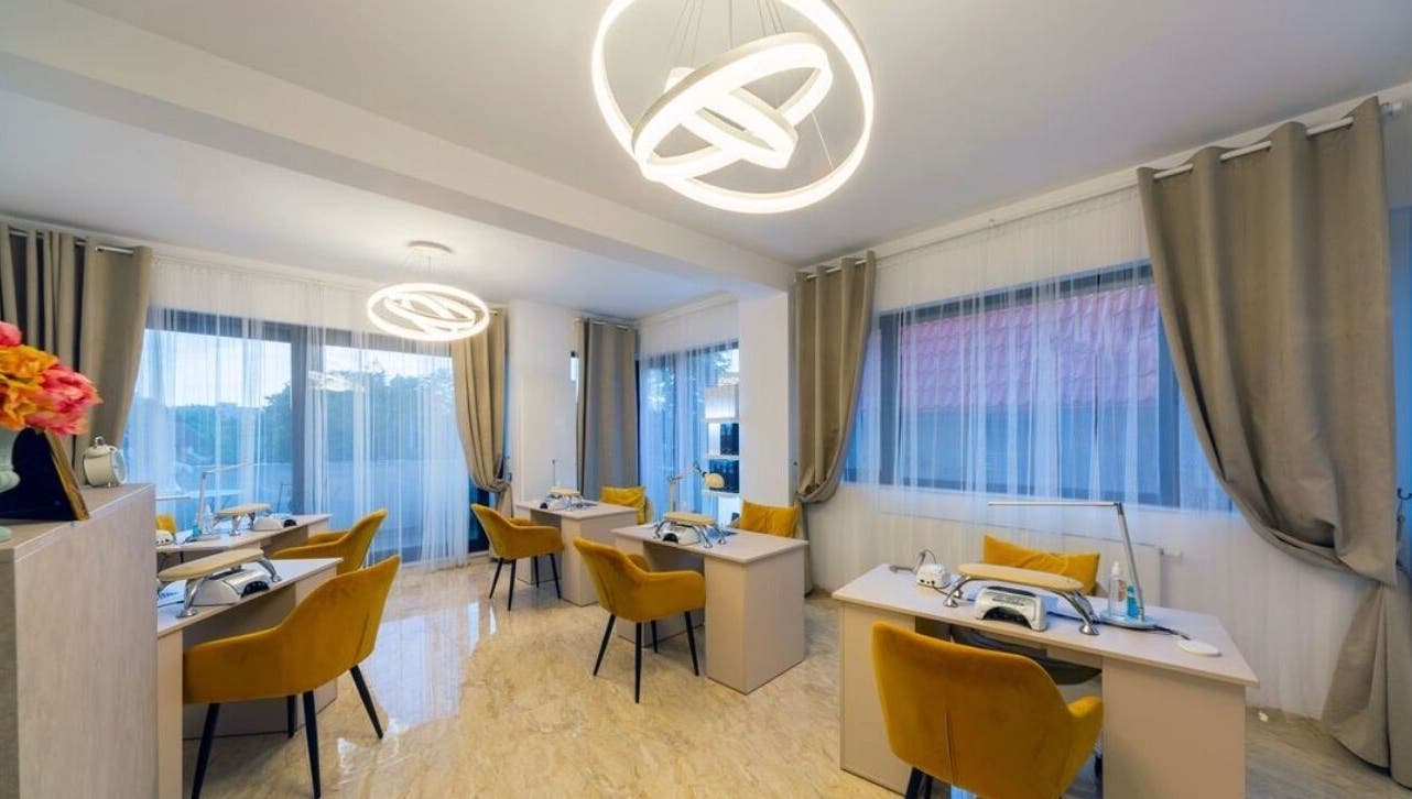 Spațiu elegant la MAZZART, București, București, RO, cu scaune galbene și mese de lucru moderne.