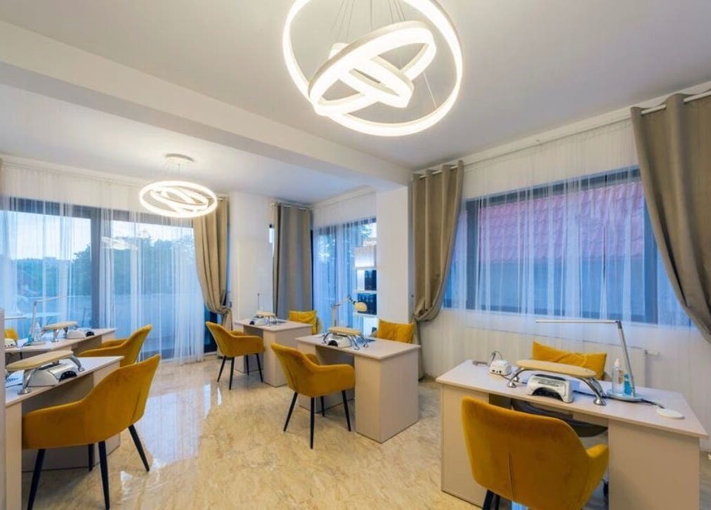 Spațiu elegant la MAZZART, București, București, RO, cu scaune galbene și mese de lucru moderne.