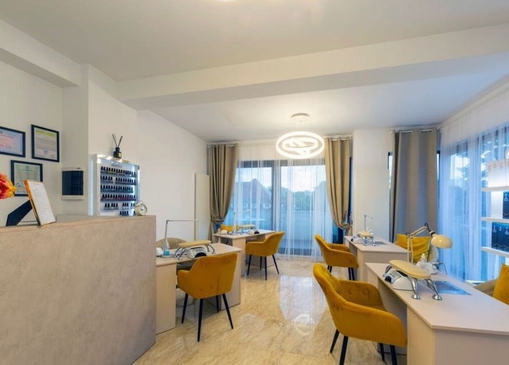 Interior elegant al salonului de înfrumusețare MAZZART, București, București, RO, cu scaune galbene confortabile.