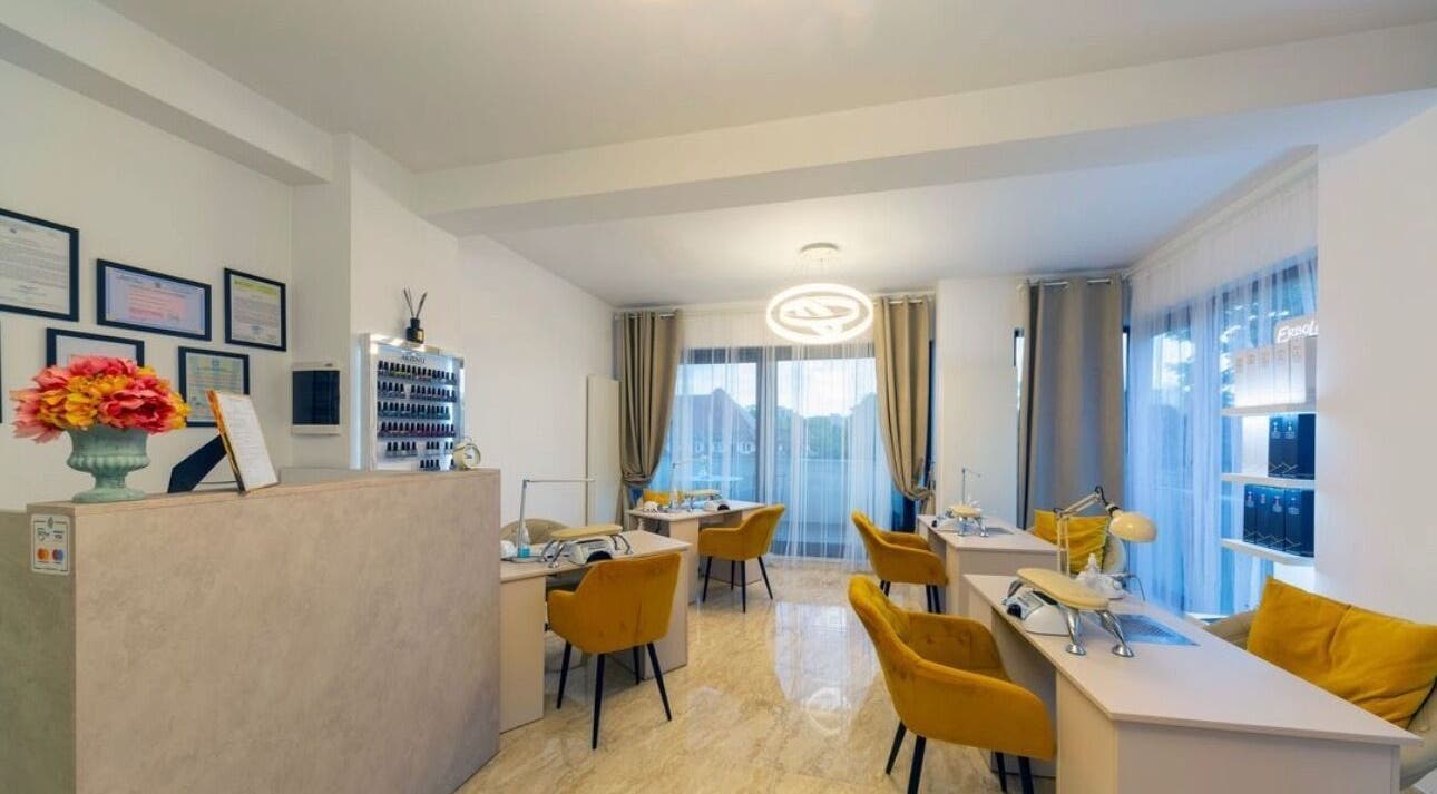 Interior elegant al salonului de înfrumusețare MAZZART, București, București, RO, cu scaune galbene confortabile.