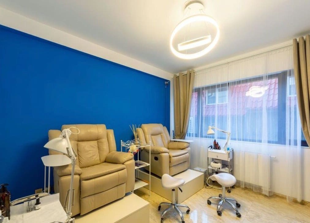 Interior modern la MAZZART, București, București, RO, cu fotolii confortabile și decor albastru vibrant.