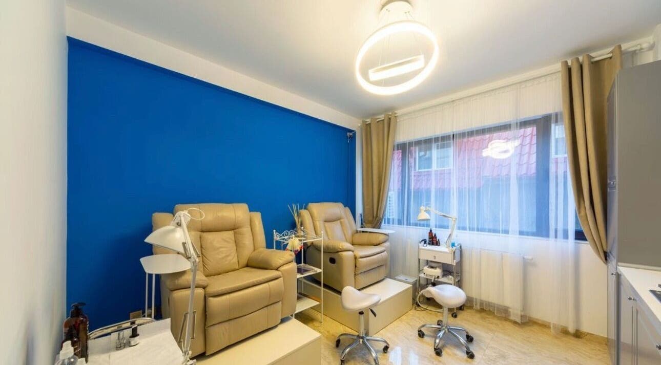 Interior modern la MAZZART, București, București, RO, cu fotolii confortabile și decor albastru vibrant.