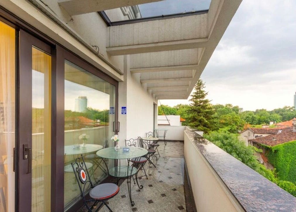 Terasa elegantă la MAZZART din București, București, RO, cu vedere urbană și decor rafinat.